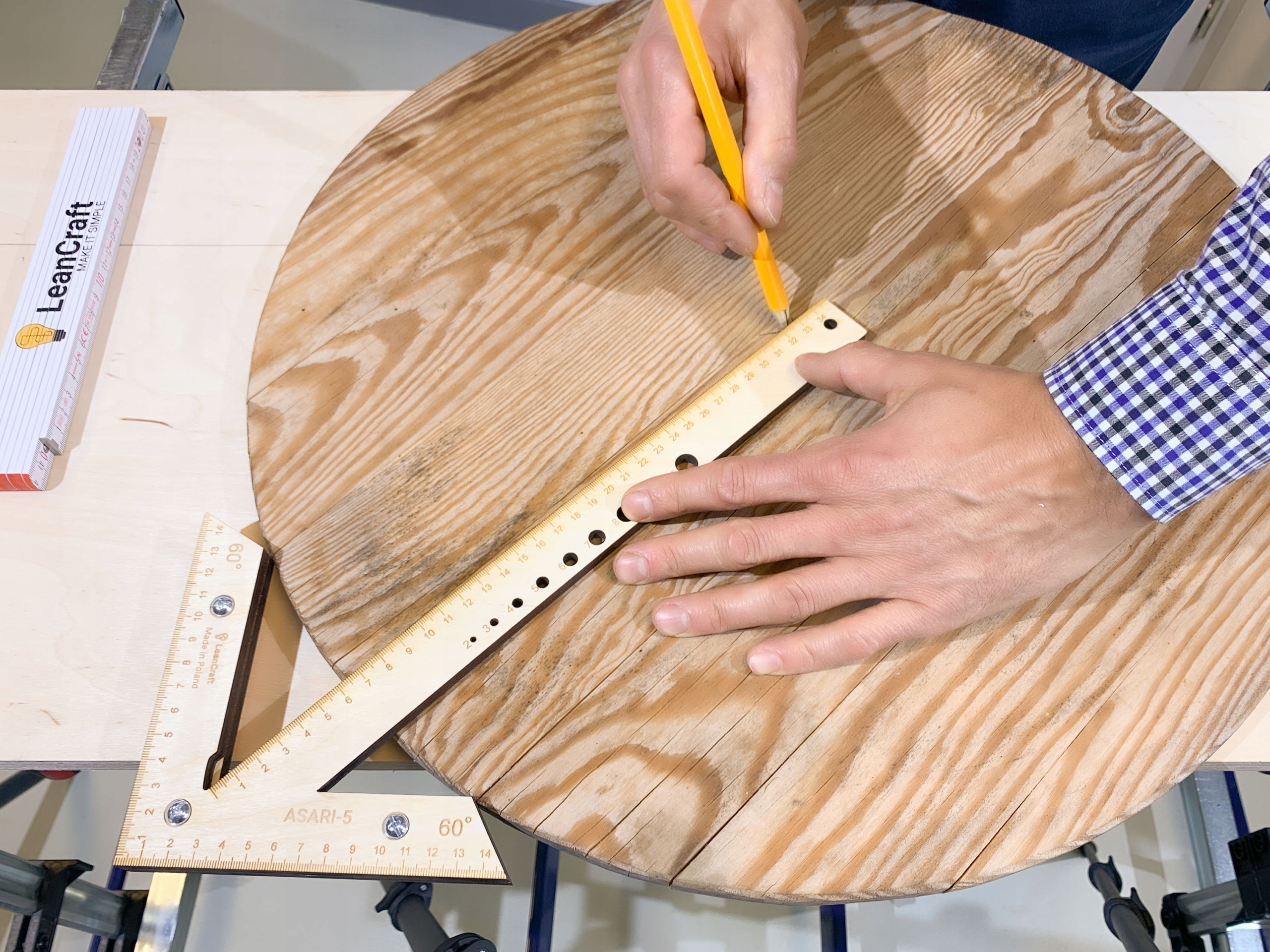 

Kątownik ASARI-5 do centrowania środkownik 350 mm