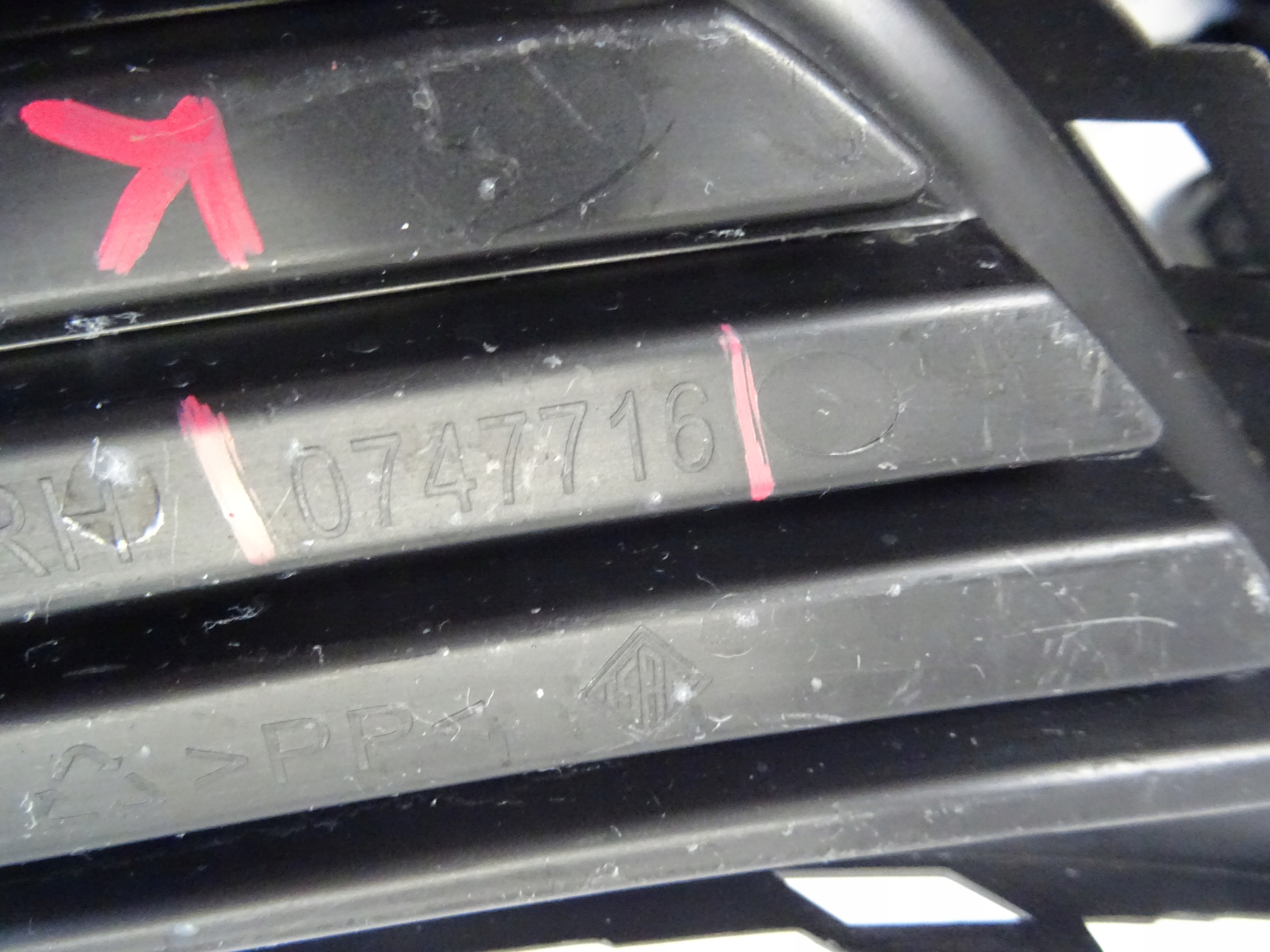 grid of a bumper front front right OPEL ASTRA K 0747716