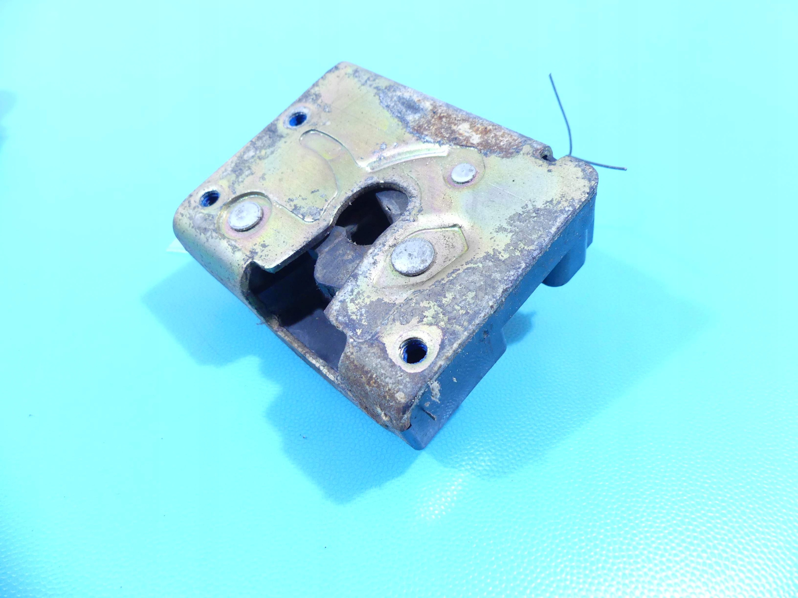 ЗАМОК КРИШКИ ЗАД. MAZDA ТРИБЮТ I 00-07 HBd