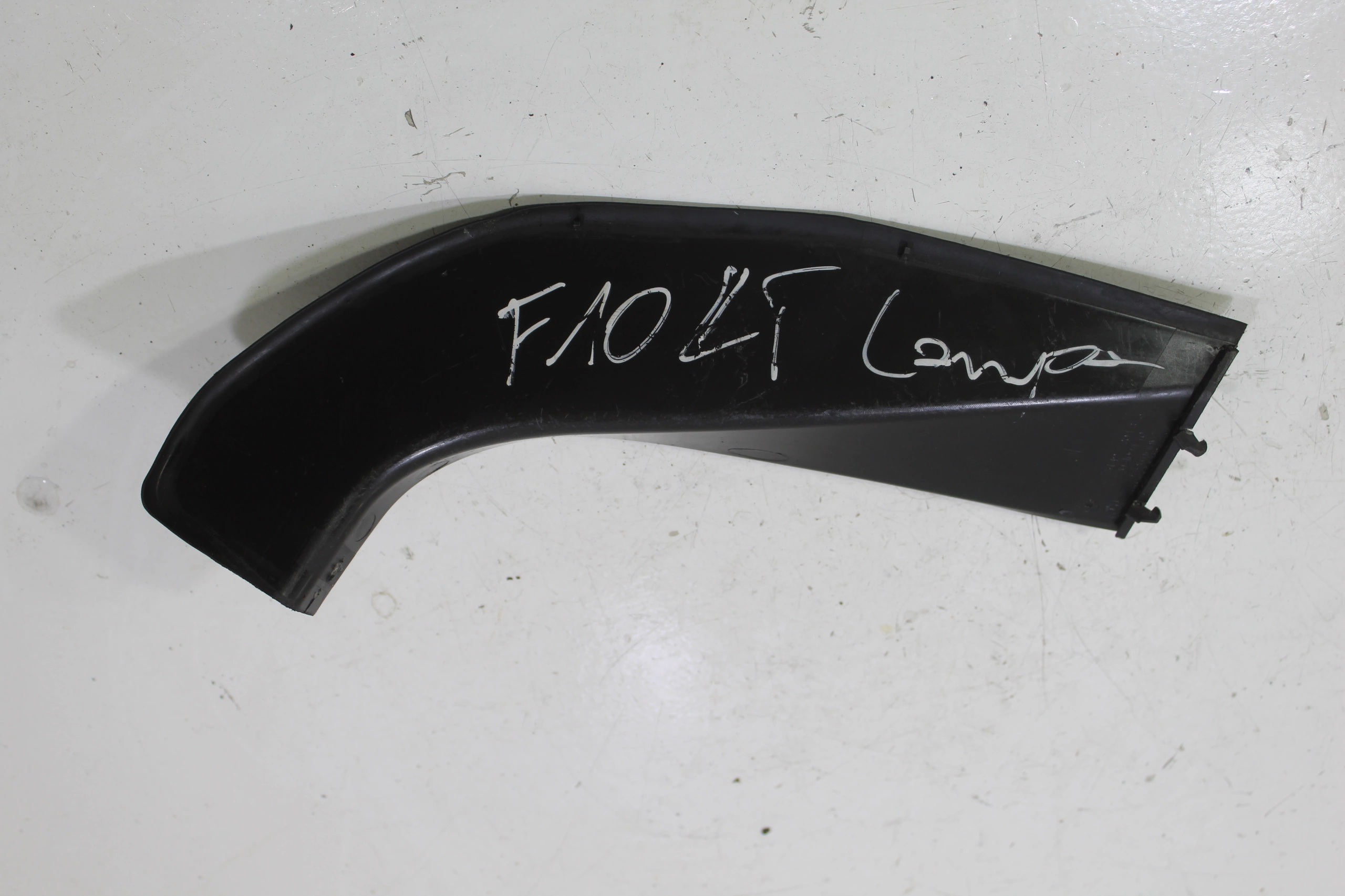 OSŁONA BAGAŻNIKA RYNIENKA LEWY TYŁ BMW F10 7204375