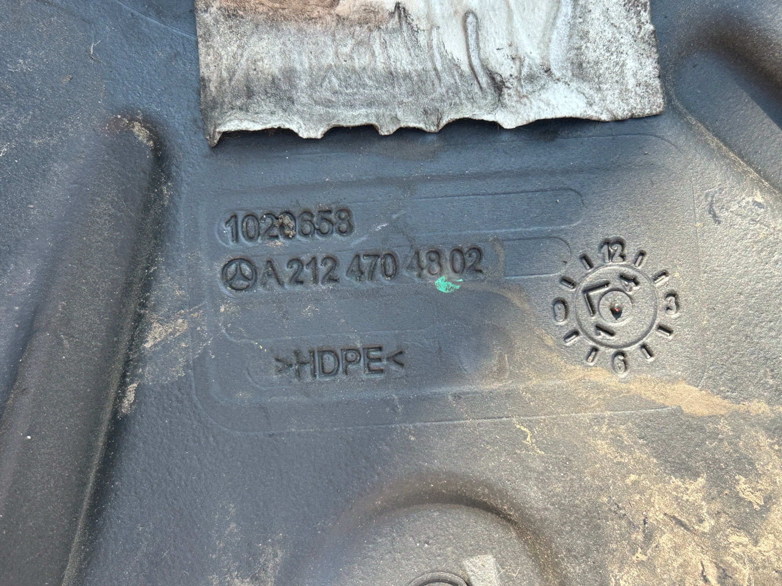 MERCEDES W212 2,2 CDI Behälter ADBLUE A2124704802