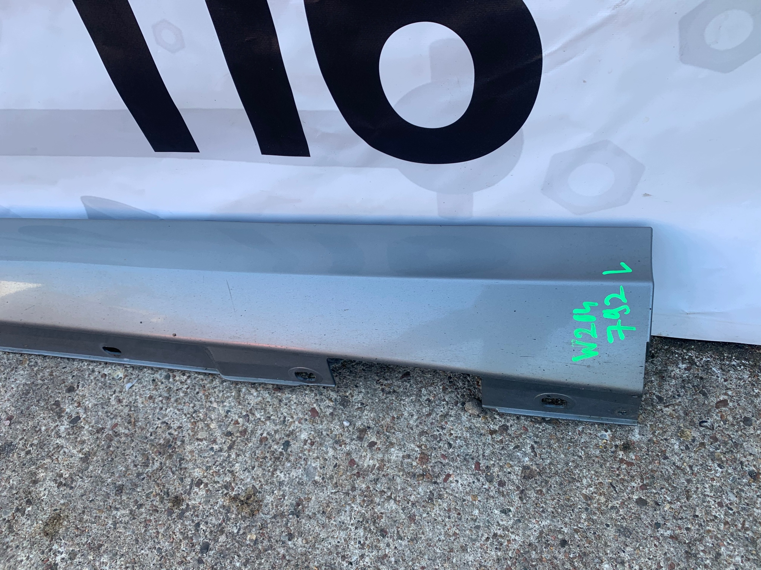cap moulding threshold left MERCEDES C KLASA W204 LAKIER 792 C792