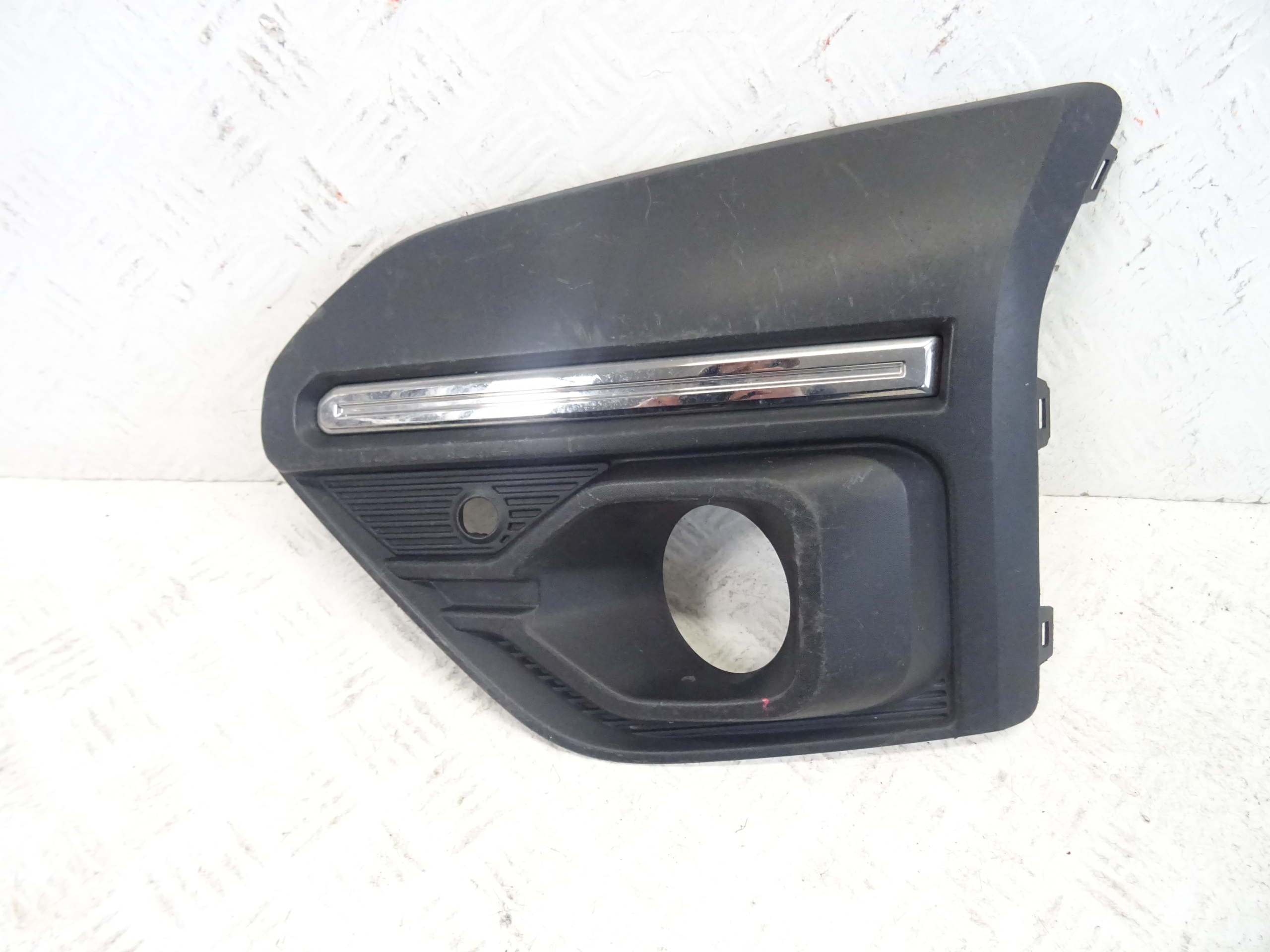 grid of a bumper front front left DACIA SANDERO III JOGGER 261A35053R