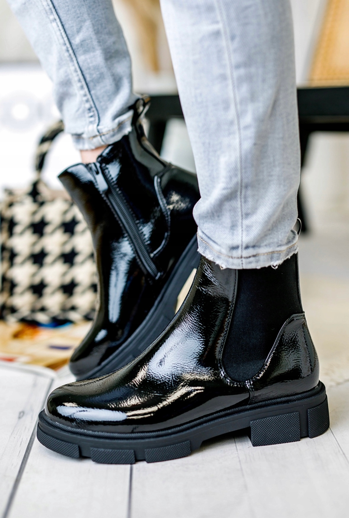 LAKIEROWANE CZARNE BOTKI WORKERY GRUBA PODESZWA 39 Marka inna