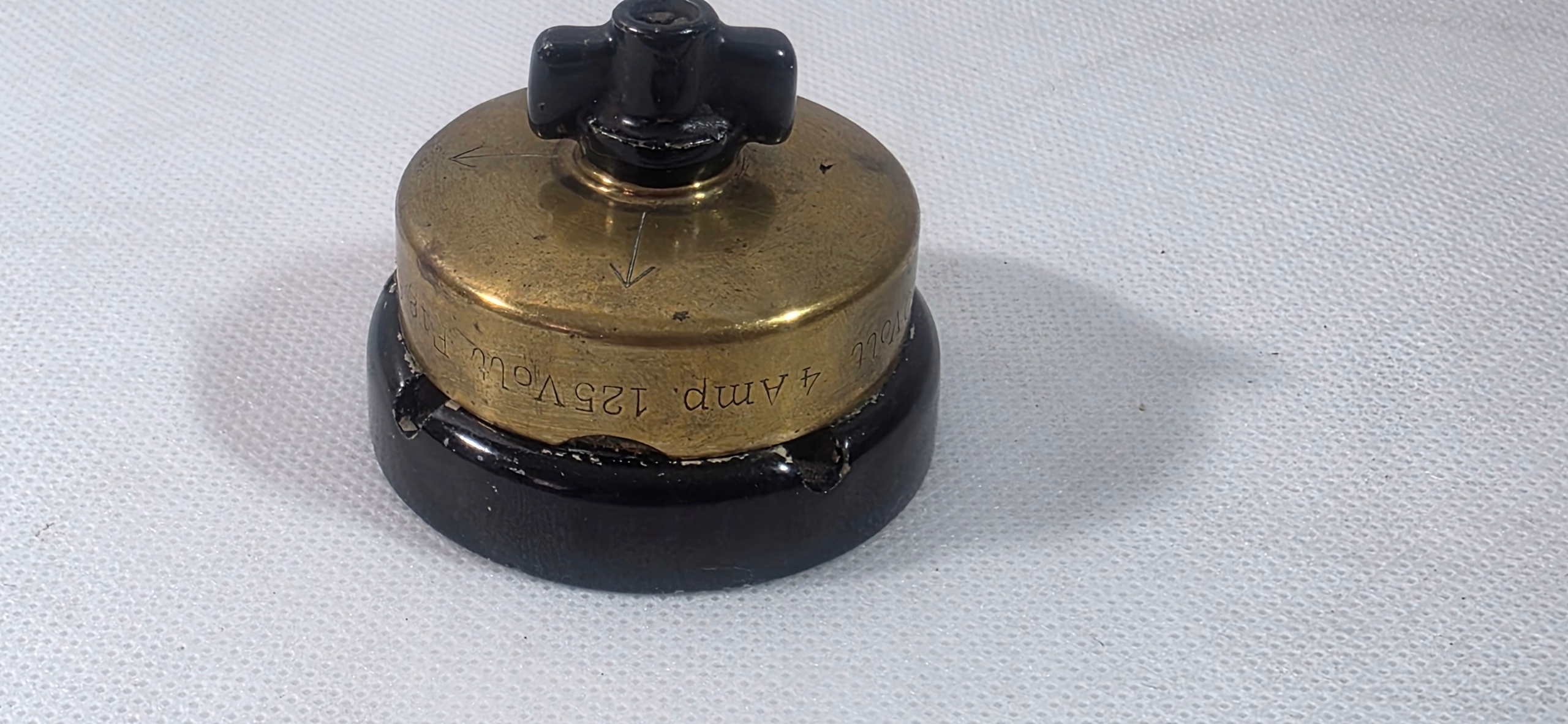 2 AMP 250 VOLT 4 AMP.125 VOLT FIG D,R.P. STARY WŁĄCZNIK PORCELA/MOSIĄDZ