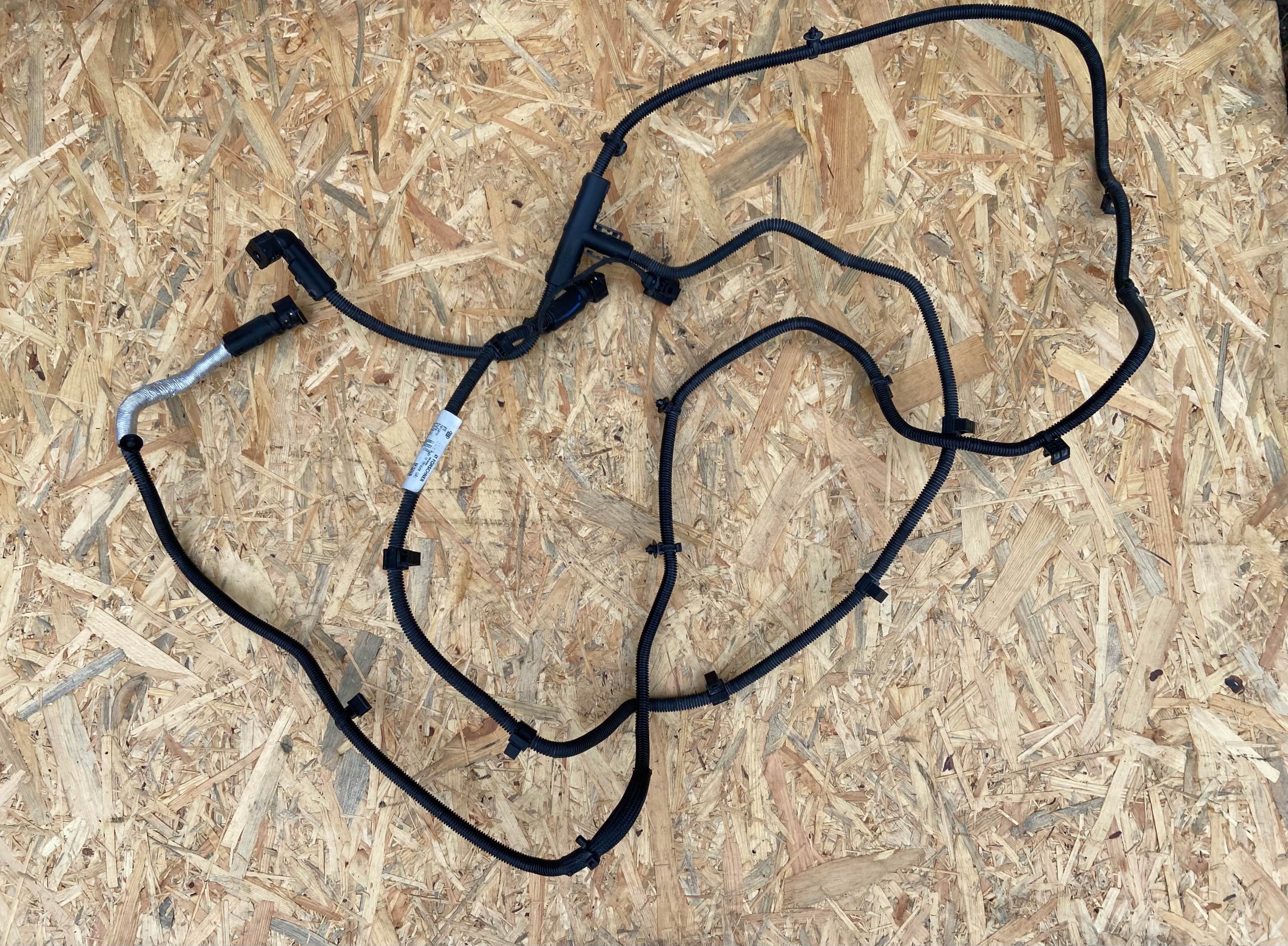 8W0 131 - Трубопровід AdBlue AUDI A4 B9 8W0131960D