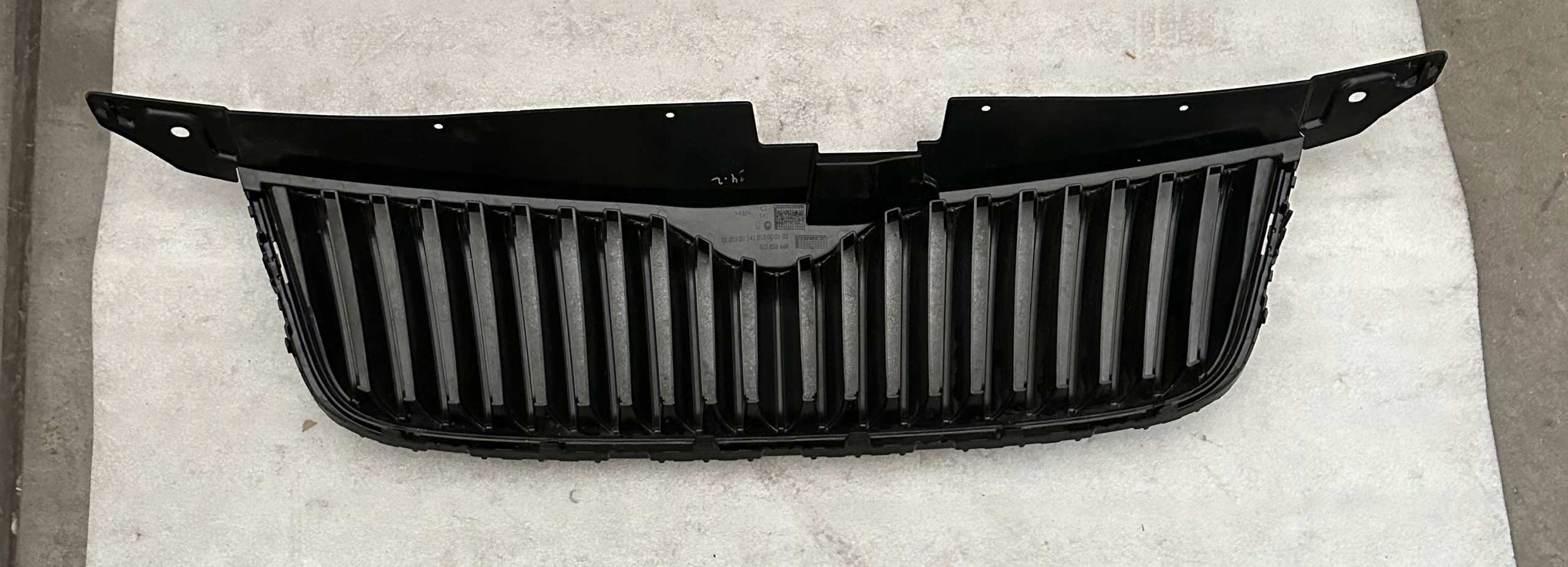 SKODA YETI 5L0853668 решетка радиатора...