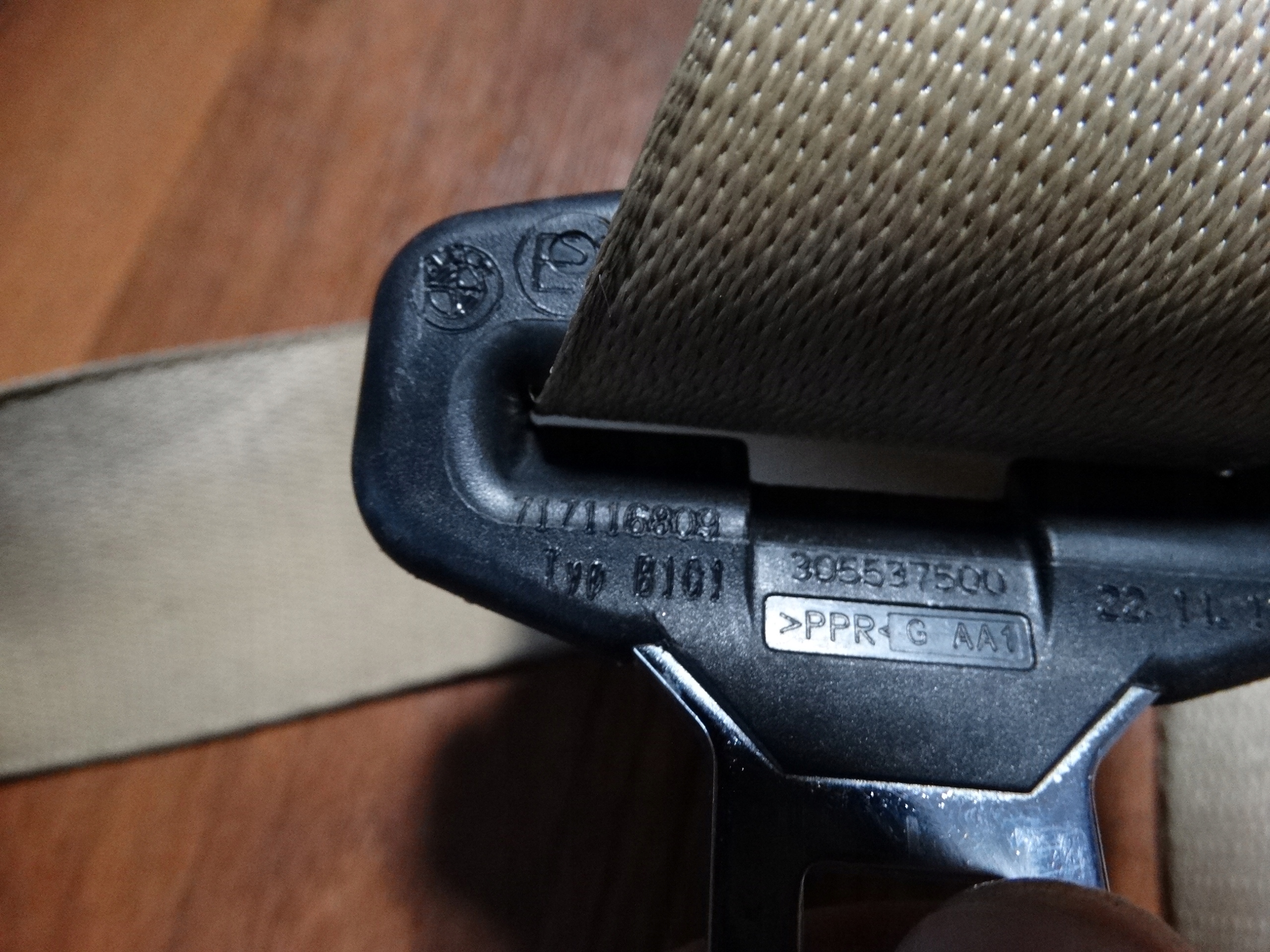 tension belt safety front right BMW E70 E71 BEIGE 1