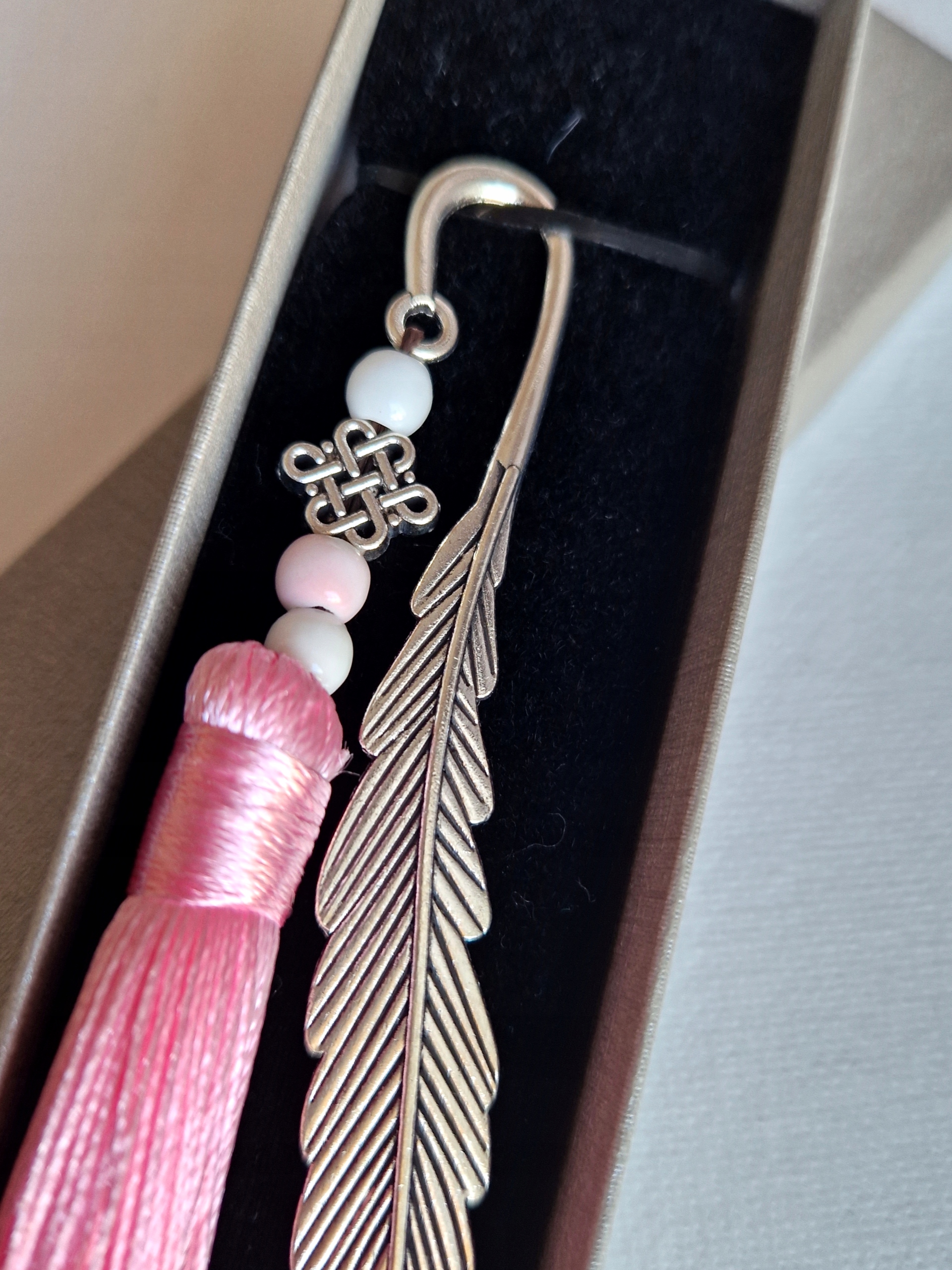 ZAKŁADKA DO KSIĄŻKI PIÓRKO Z FRĘDZLEM NA PREZENT Marka Inna