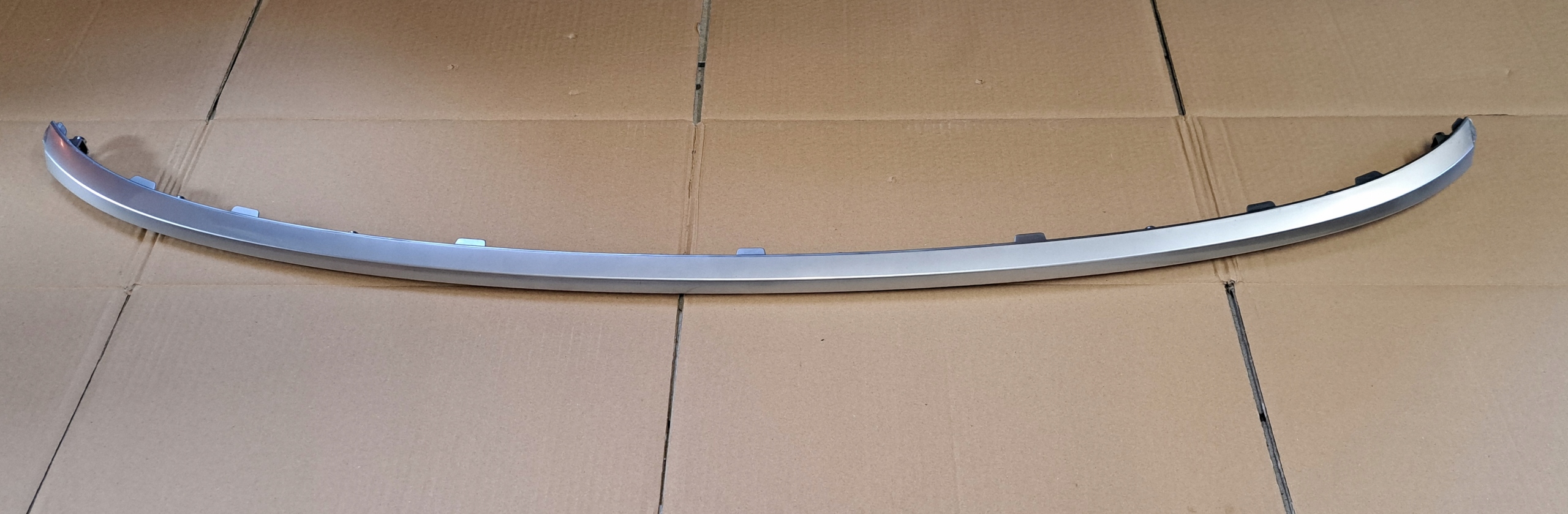 87229-R2000 - KIA SPORTAGE V 5 ХРОМИРОВАННАЯ НАКЛАДКА ЗАДНЯЯ КРЫШКА