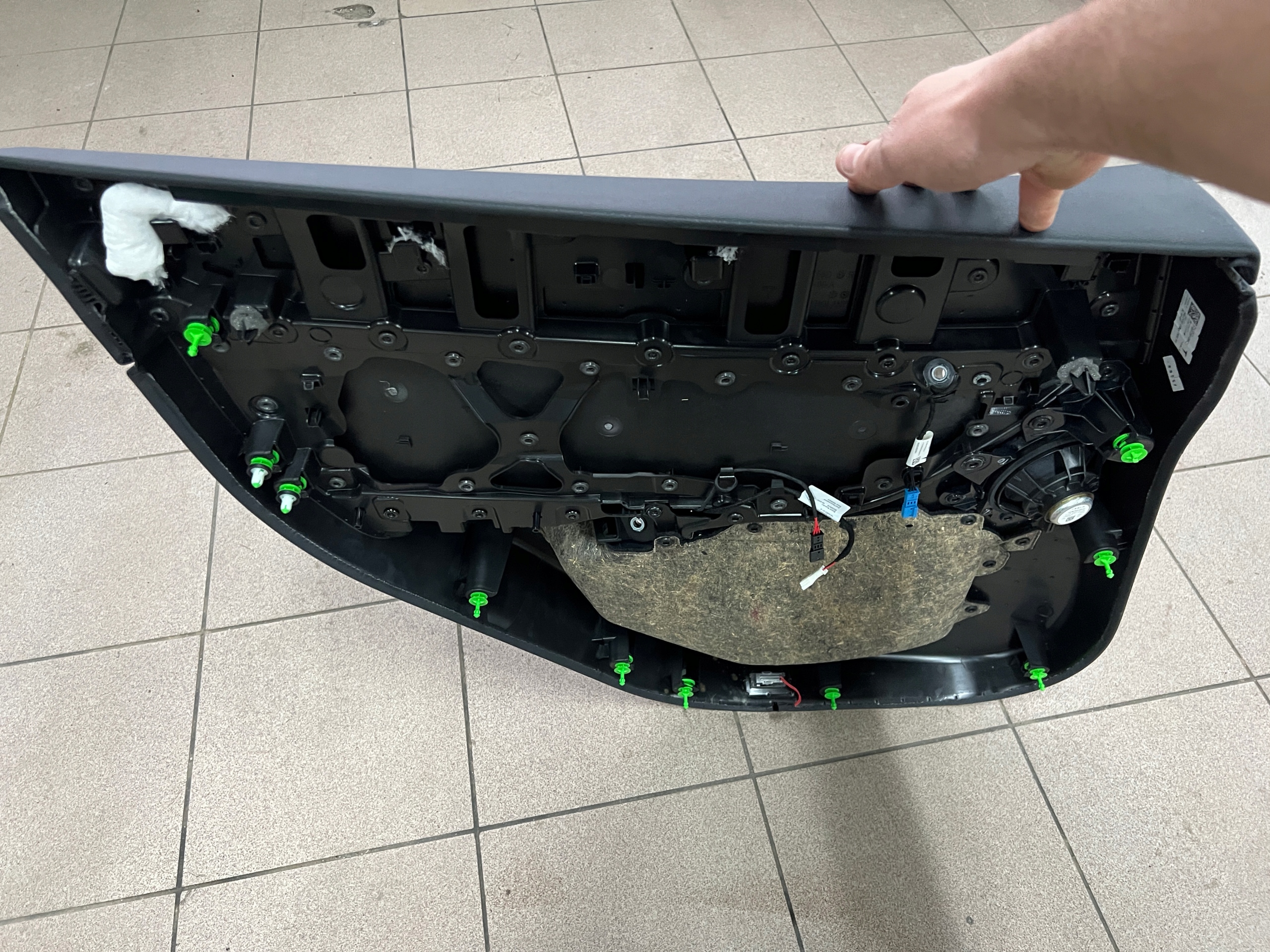 tesla MODEL Y 20- обивка дверные карты задний правый