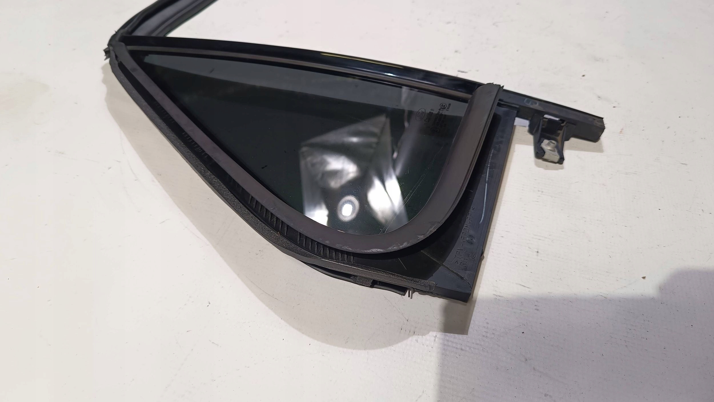 window side trojkat door tylnych rear part right side Ford Explorer V 2016