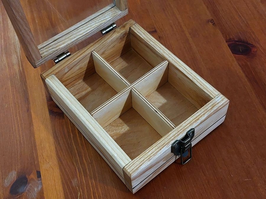 KASETKA SKRZYNECZKA PUDEŁKO NA 4 ZEGARKI SKÓRA DREWNIANA ROBIONA RĘCZNIE Liczba miejsc na zegarki 4