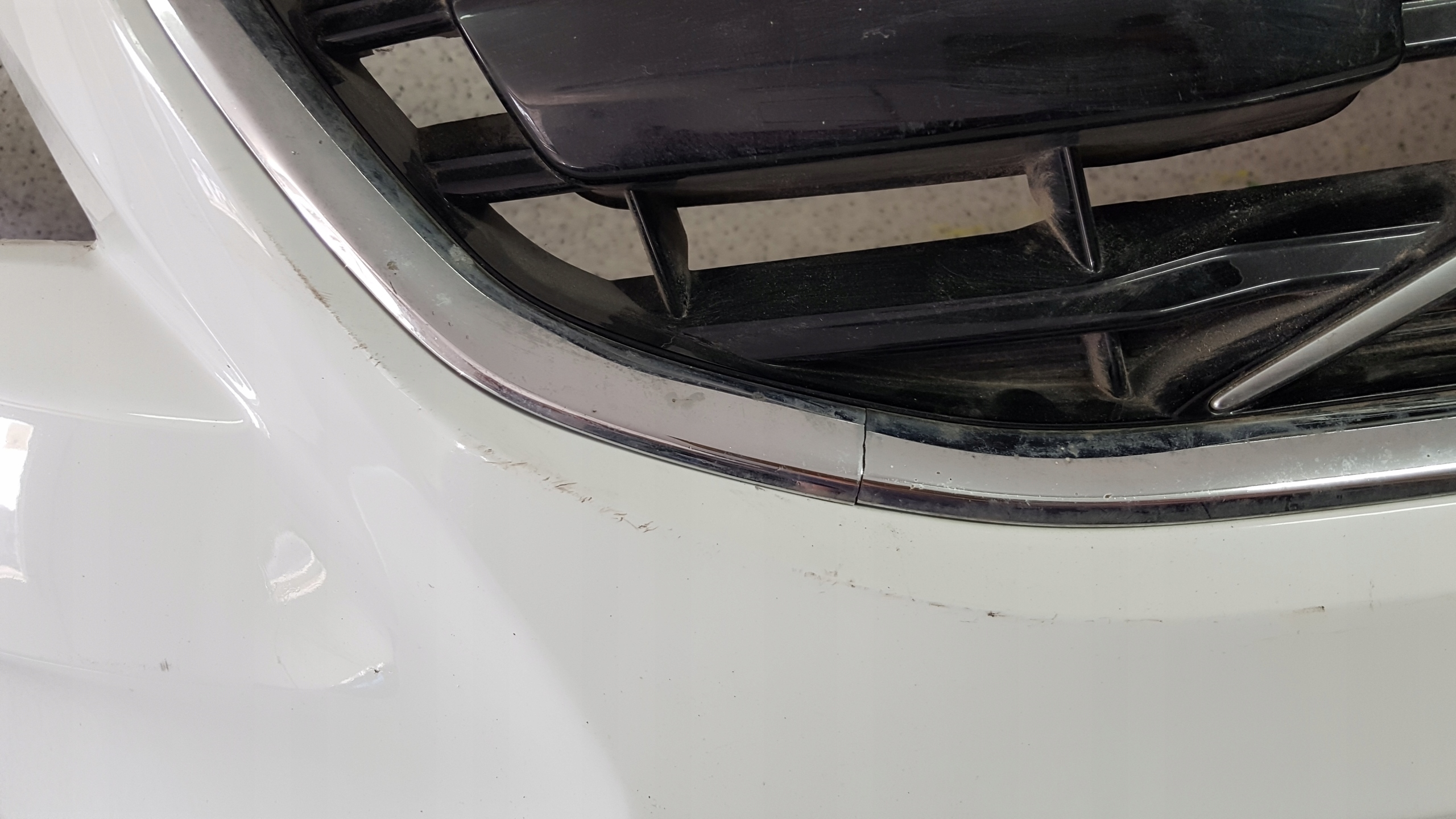 VOLVO V40 V 40 2012 - nárazník předek 3051