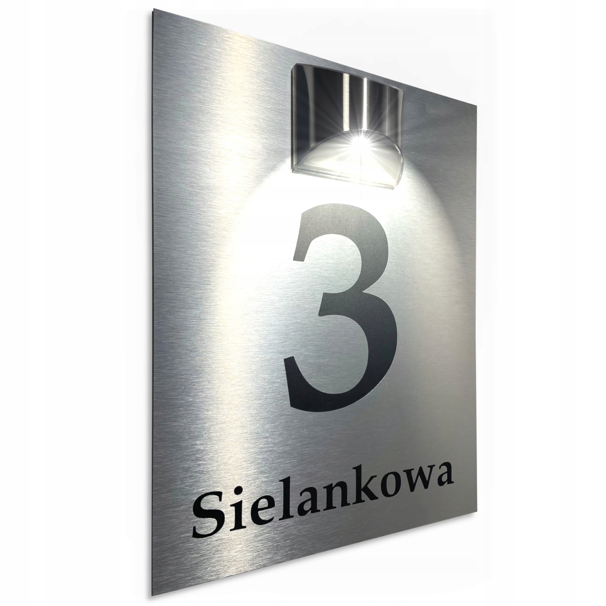 Adresní štítek s číslem domu, osvětlený solárním osvětlením z č. domu