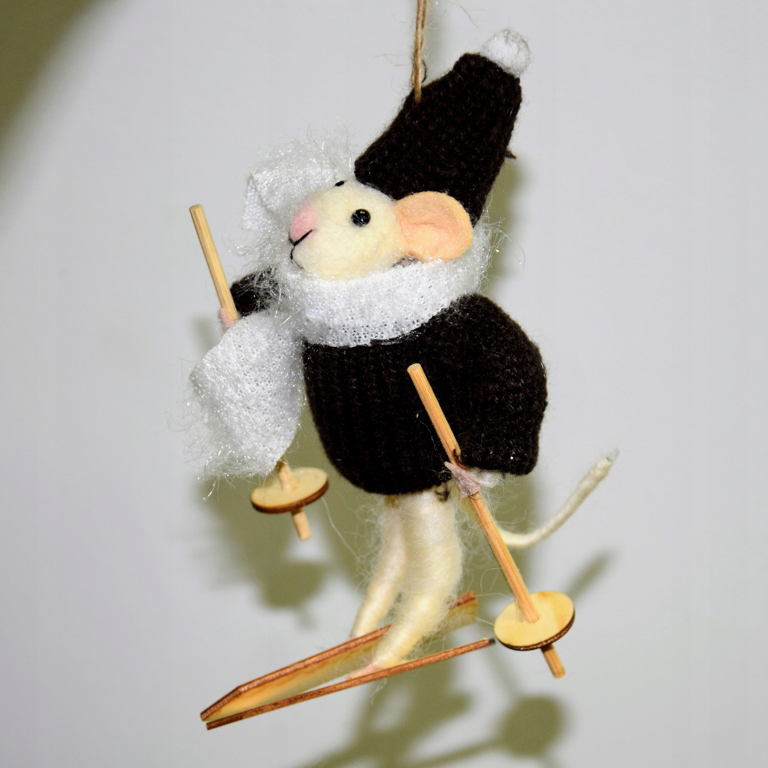 OZDOBA CHOINKOWA MYSZ NA NARTACH CZARNO-BIAŁA 11CM Kod producenta F389C