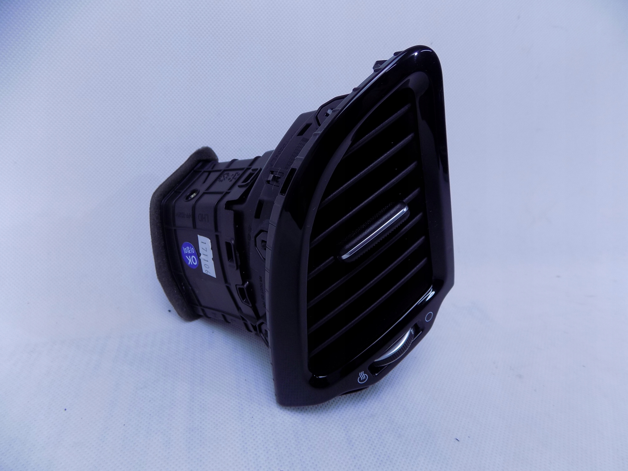 KIA STINGER ВПУСКНАЯ РЕШЕТКА КОНСОЛИ ПРАВАЯ 815H003100