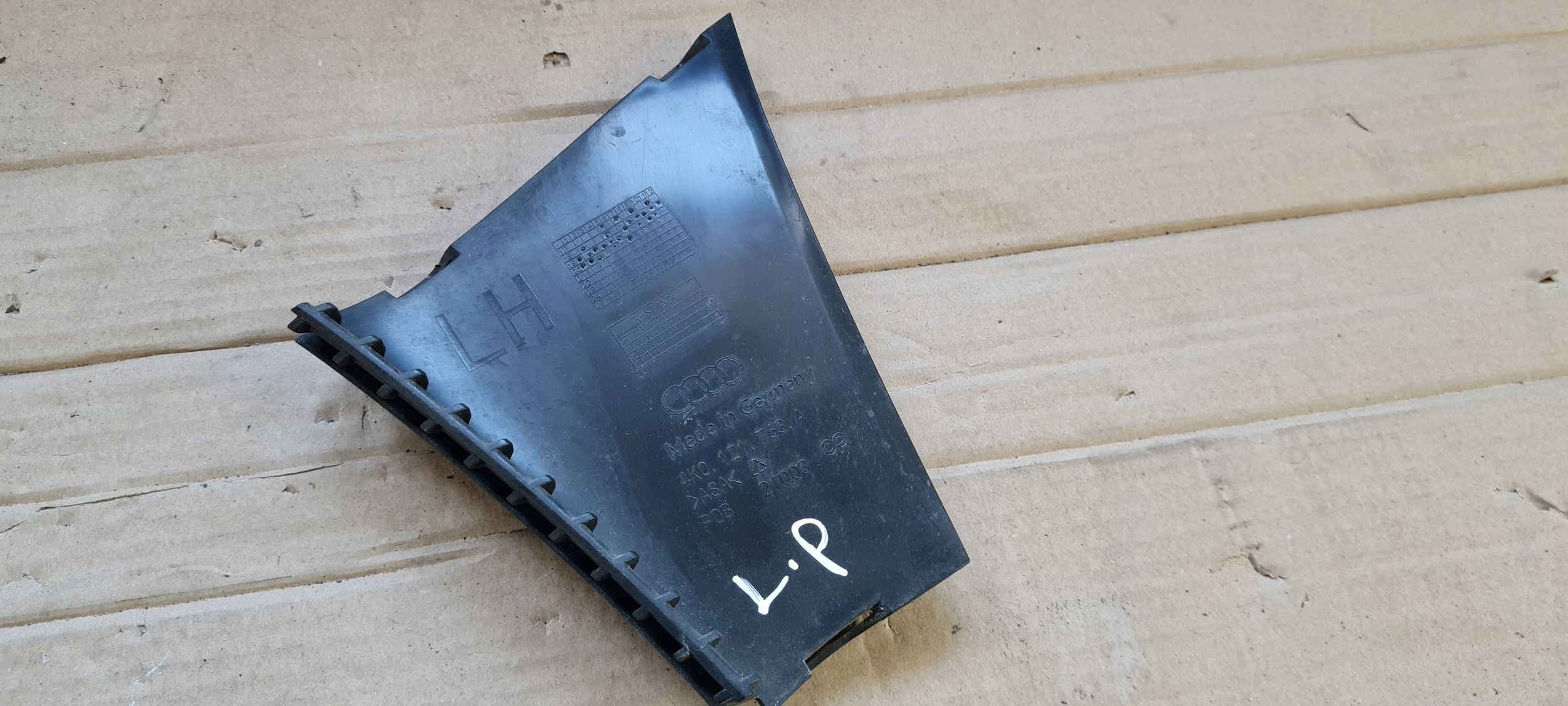 A6 C8 4K support bracket intake of a bumper left front 4K0121763A