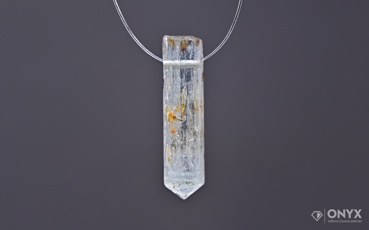 Akvamarín provrtaný přírodní křišťál 16x4,5 m