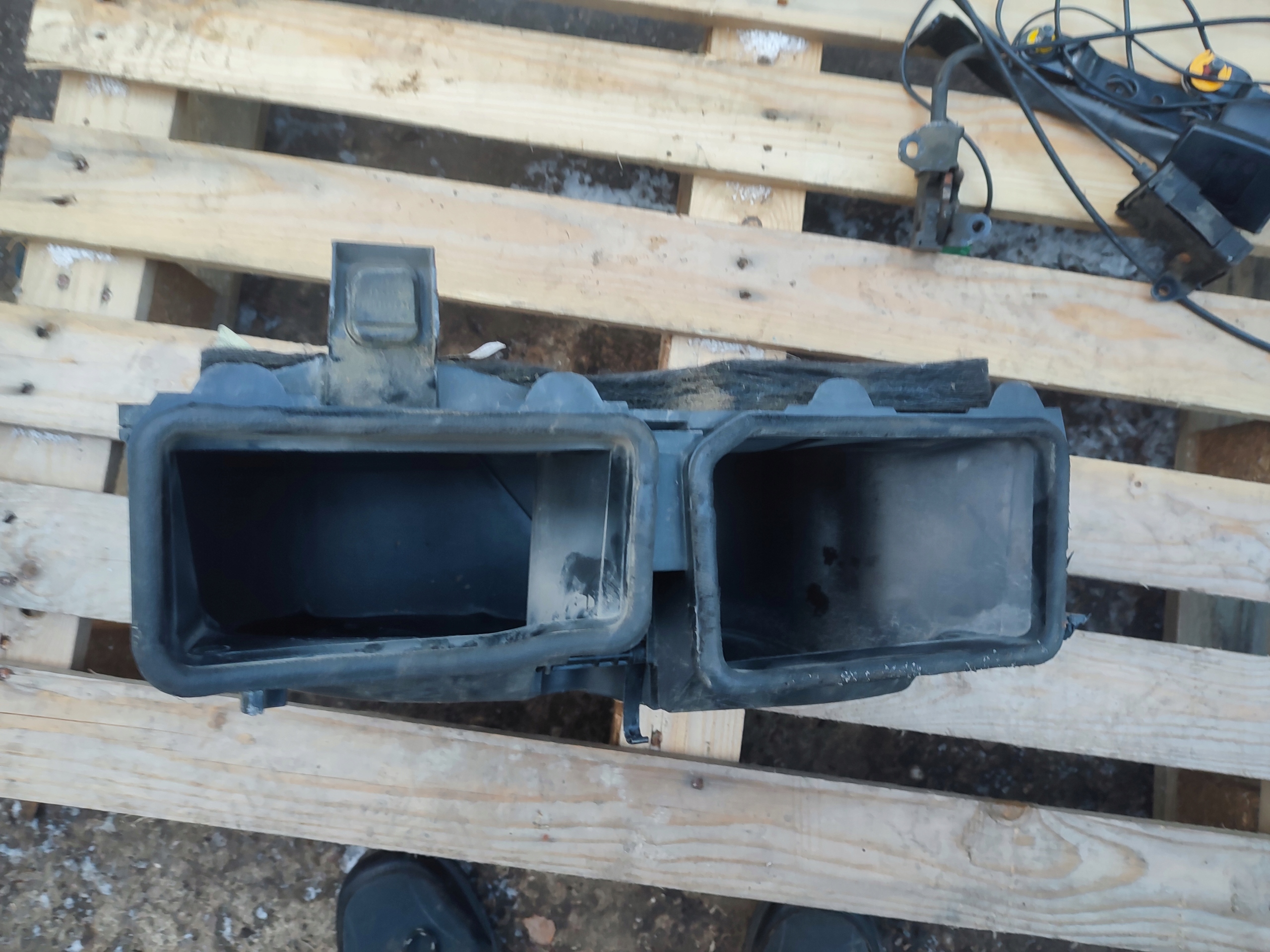 air duct Mercedes W204 A2046820760