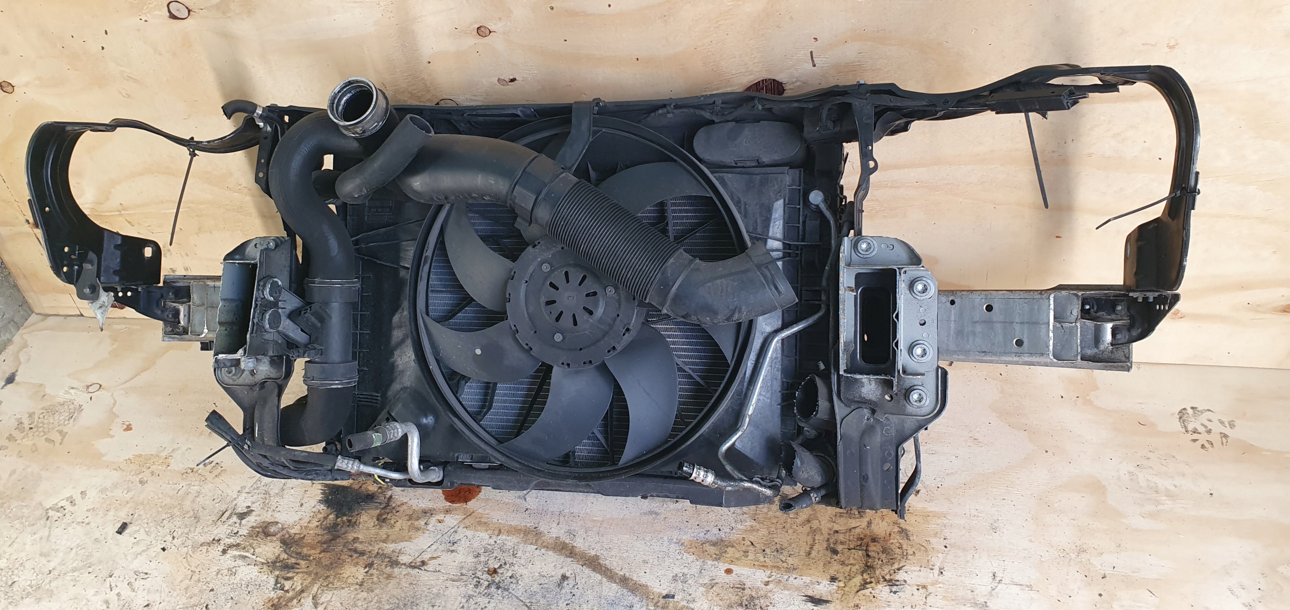 Mercedes C klasa 203 C200 sport Coupe 2.2 CDI support panel for radiators pillar KPL