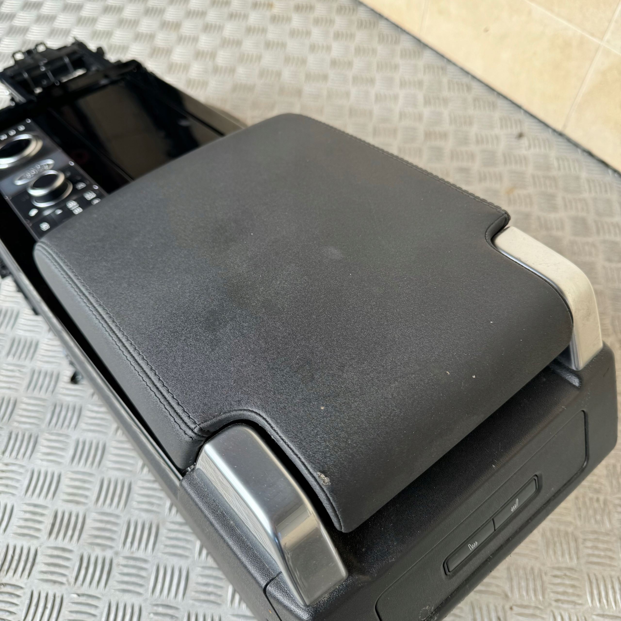 ARMLEHNE TUNEL BEDIENTEIL LAND ROVER DISCOVERY V 2017 ROK
