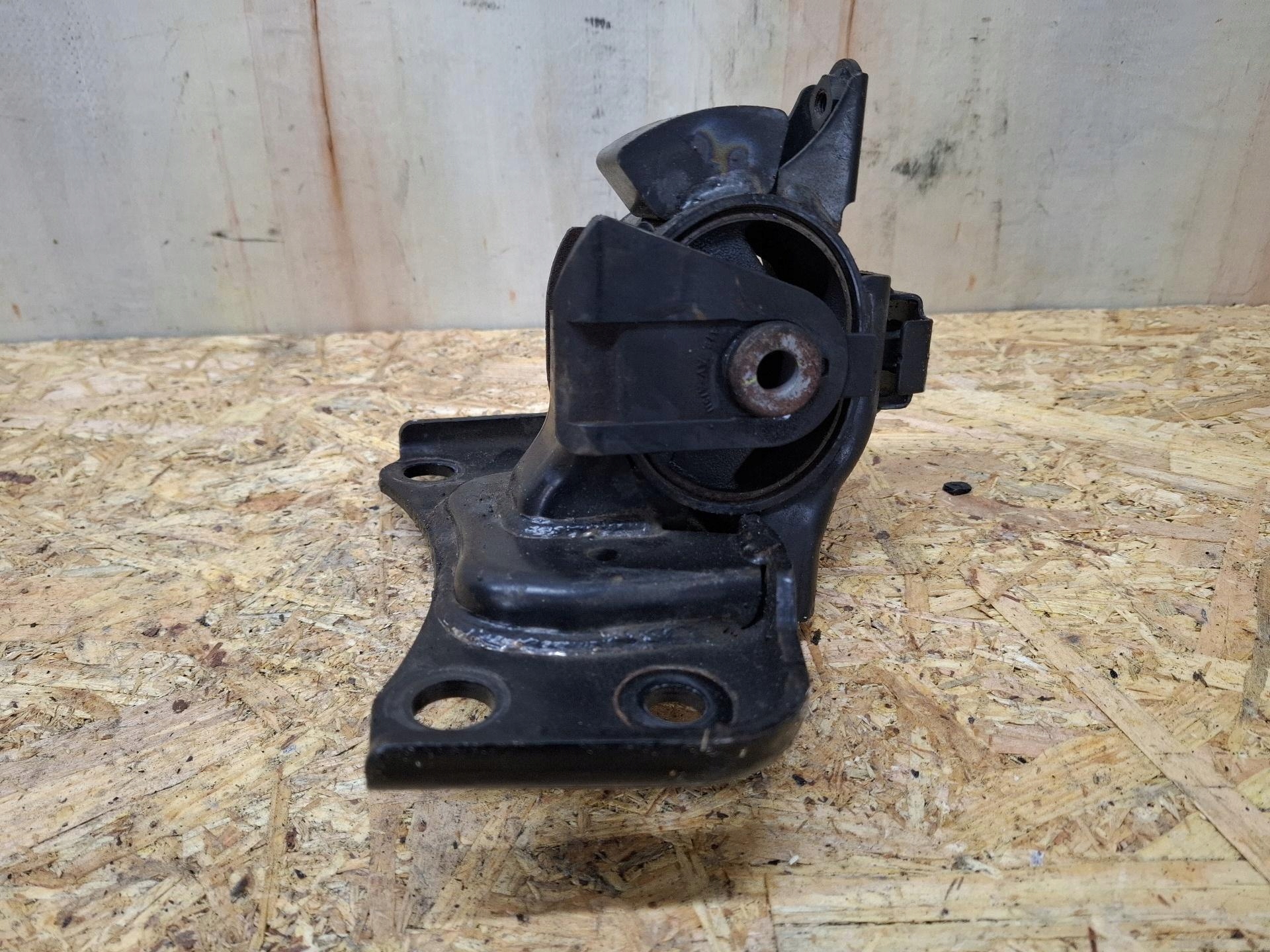 engine mount Toyota Prius plus ZVW40 2012