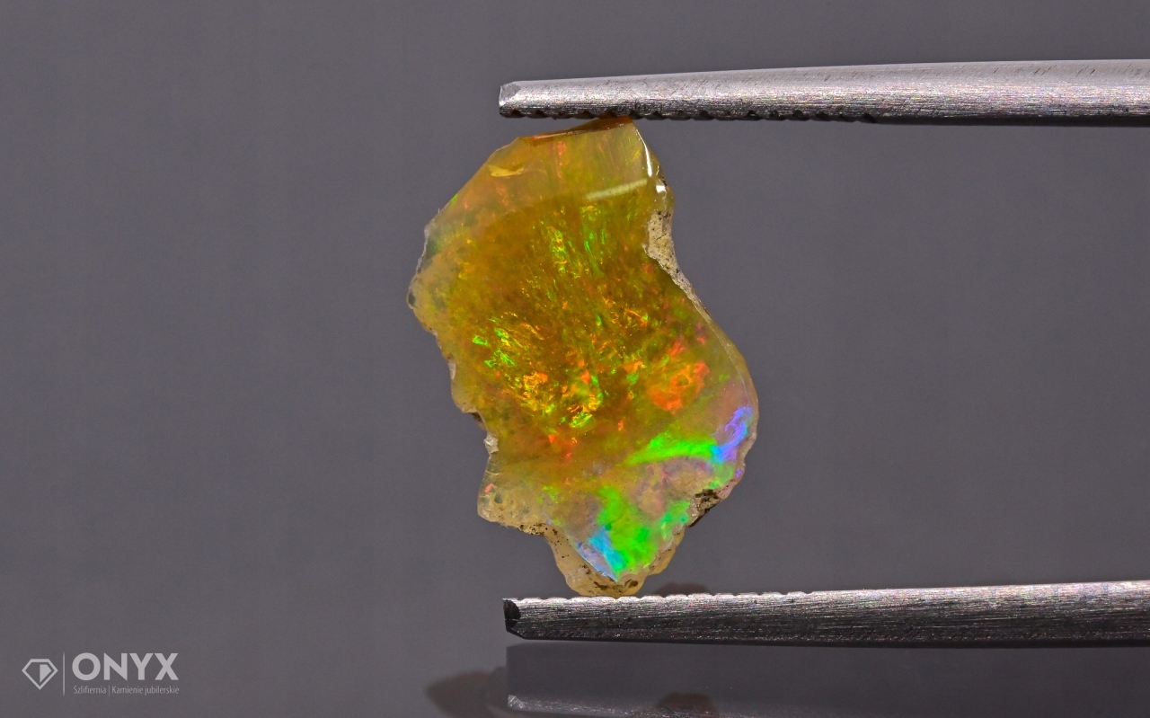 Opal z Etiopie hrudka 12x8 mm