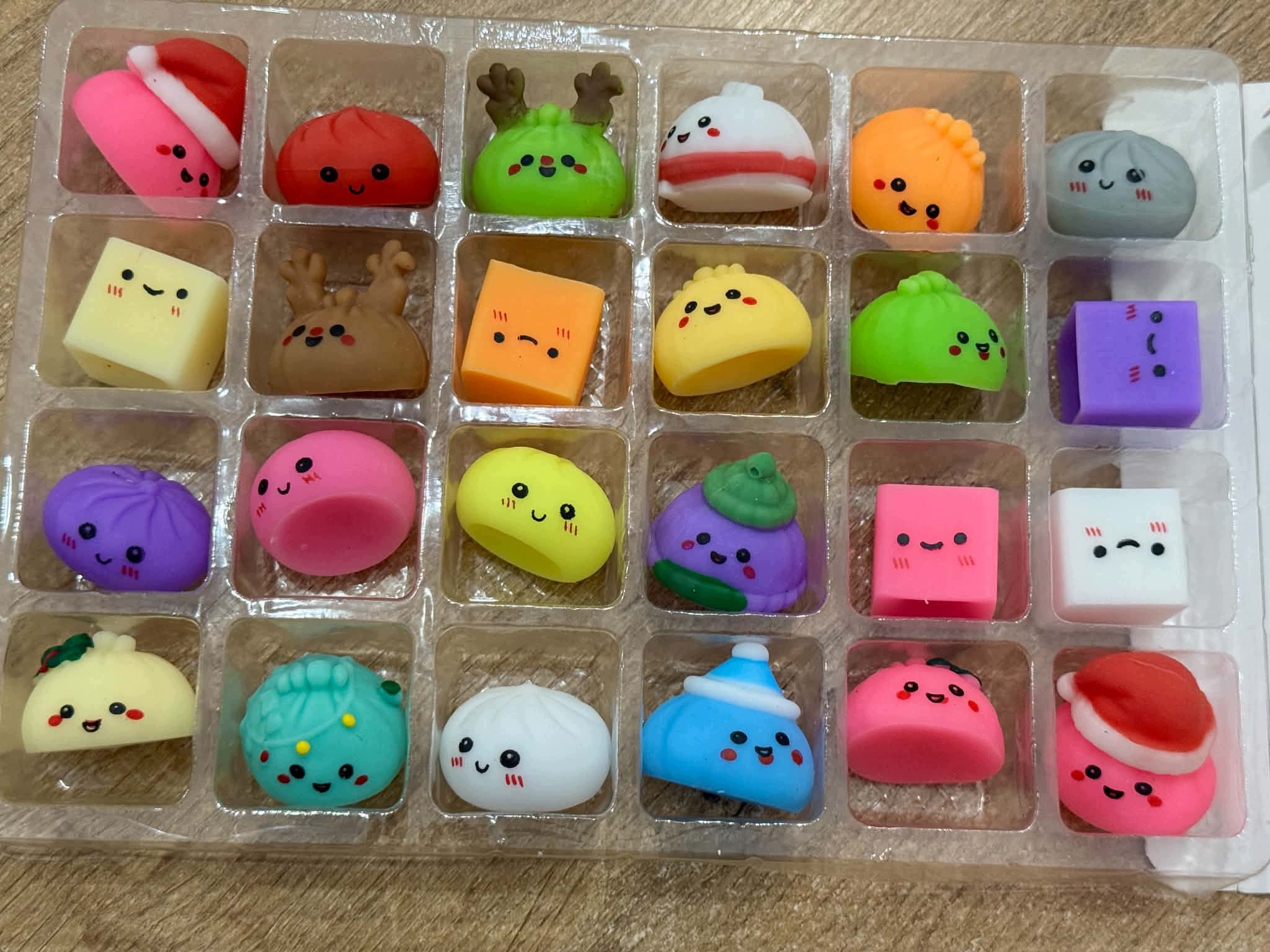 Адвент-календарь Mochi Squishy, 24 мялки-пельмешки с рожицами — фото 3