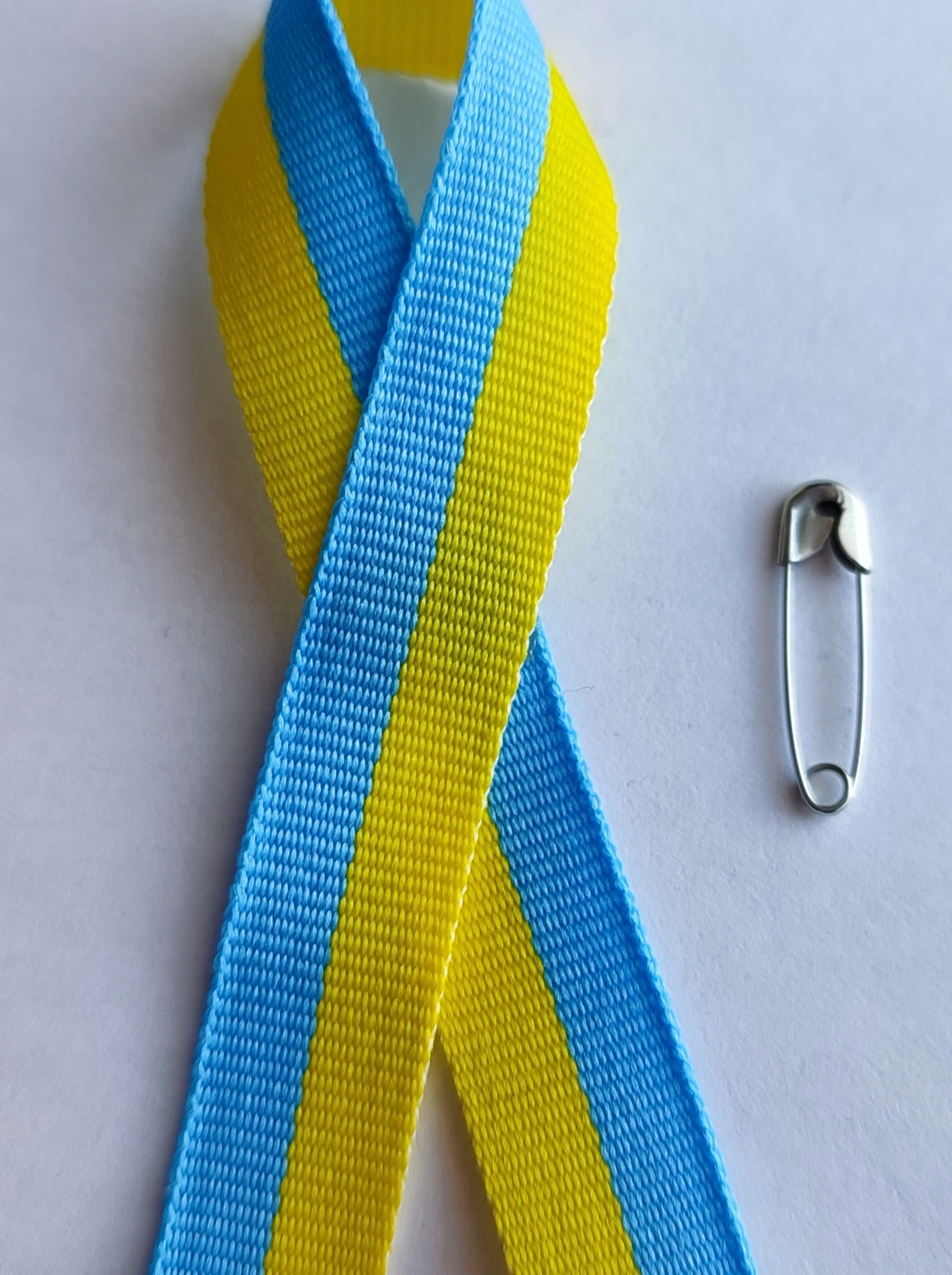 

kotylion Ukraina, flaga, agrafka, niebiesko żółty.