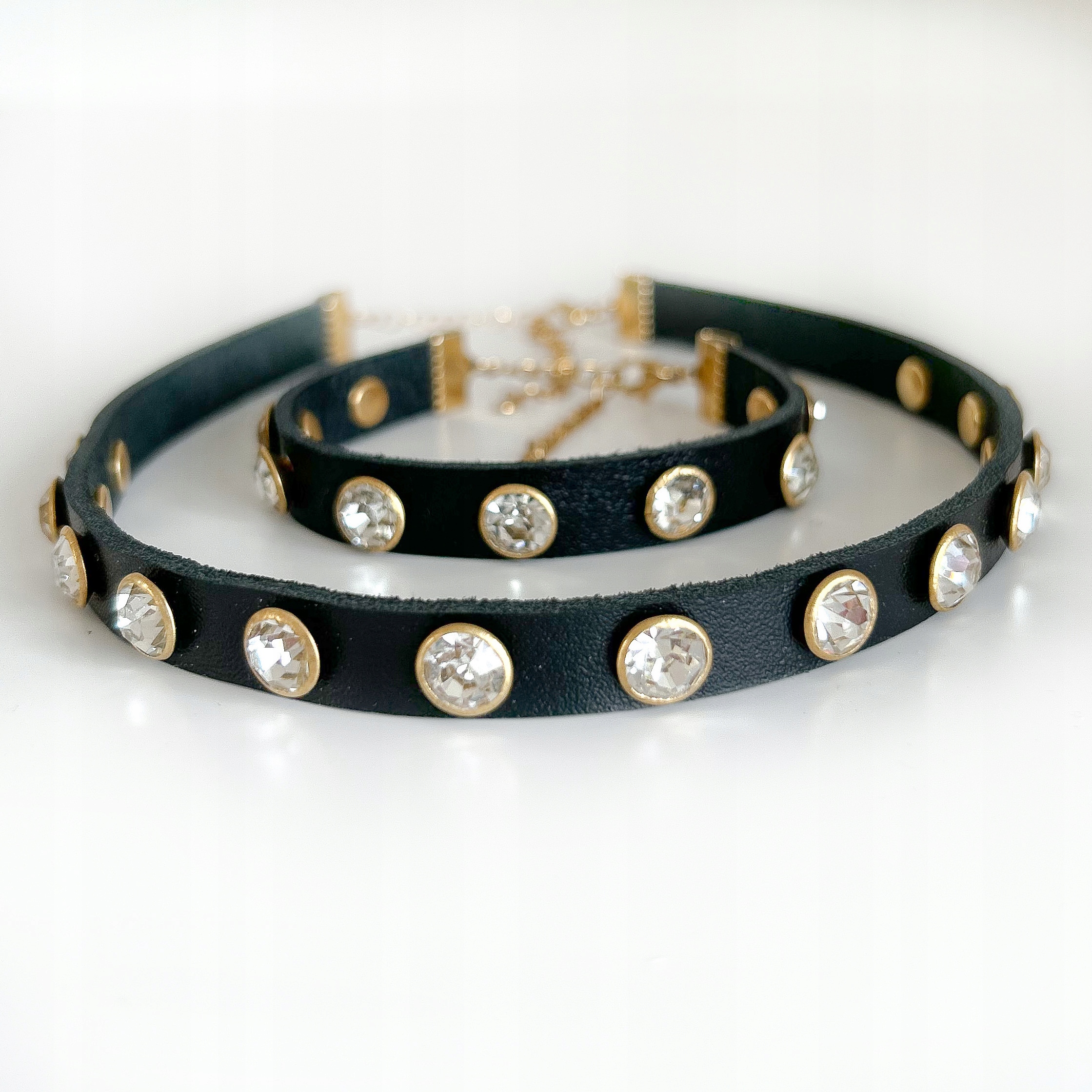 Sada choker, náramek z pravé kůže a náhrdelník zlaté barvy s zirkony, styl punk