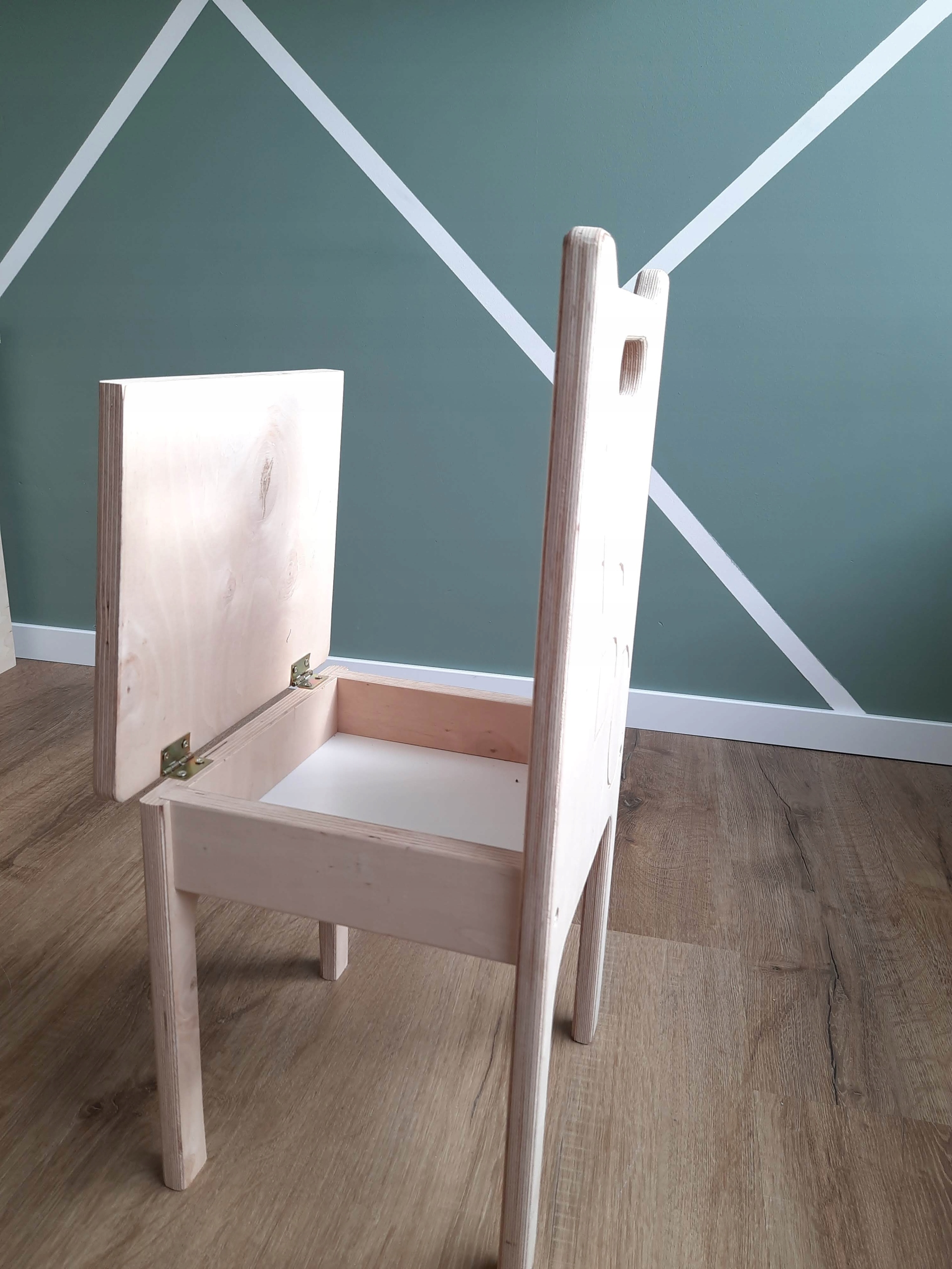 Drewniane krzesełko ze schowkiem, Montessori Kolekcja MoreleBox