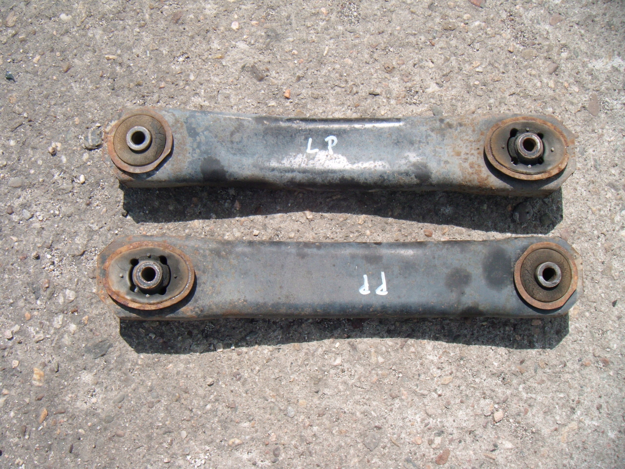 GRAND CHEROKEE WJ 98- WAHACZ PRZEDNI DOLNY