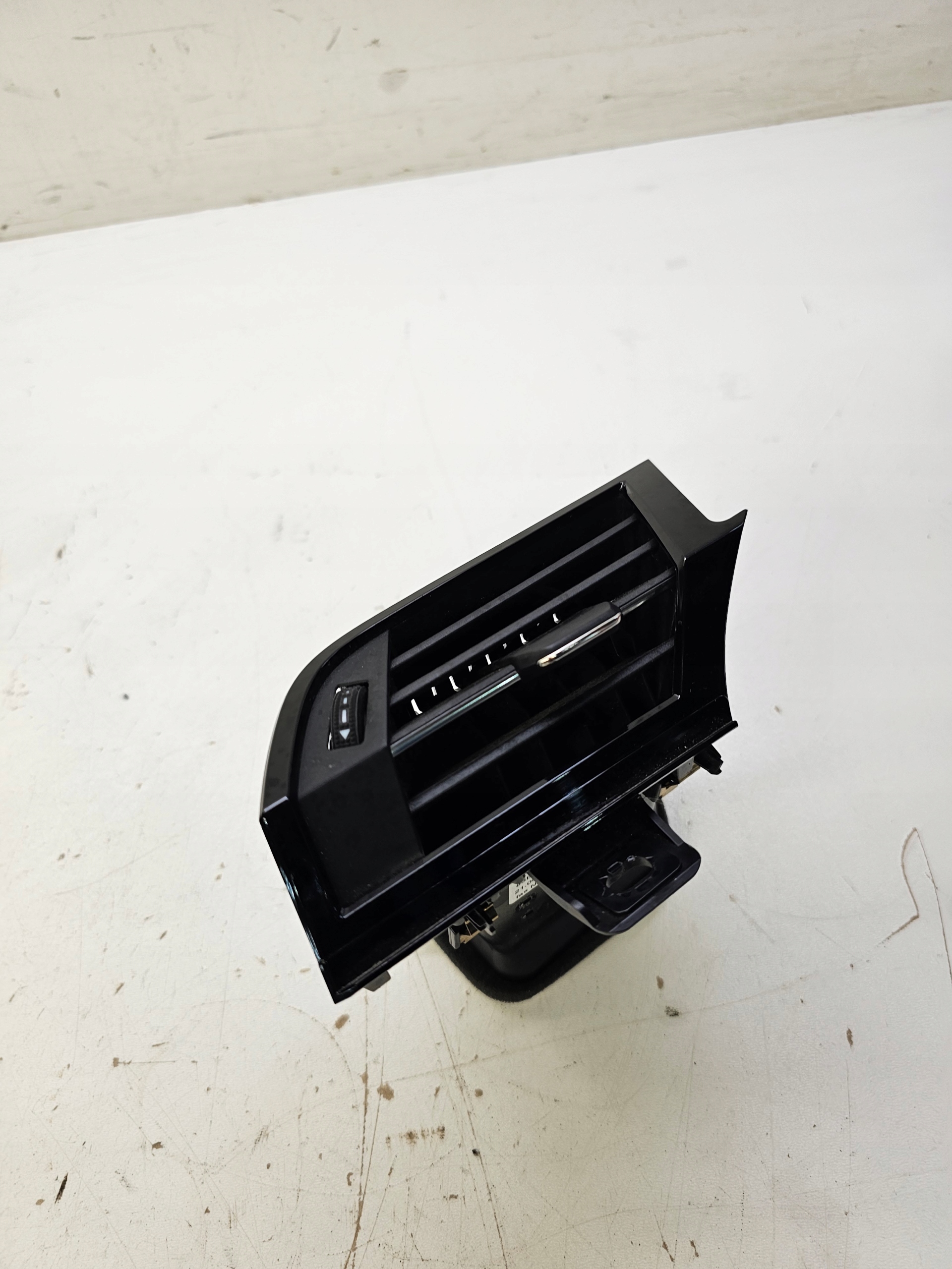 grid air conditioning devices left AUDI Q3 F3 83B820901 6PS