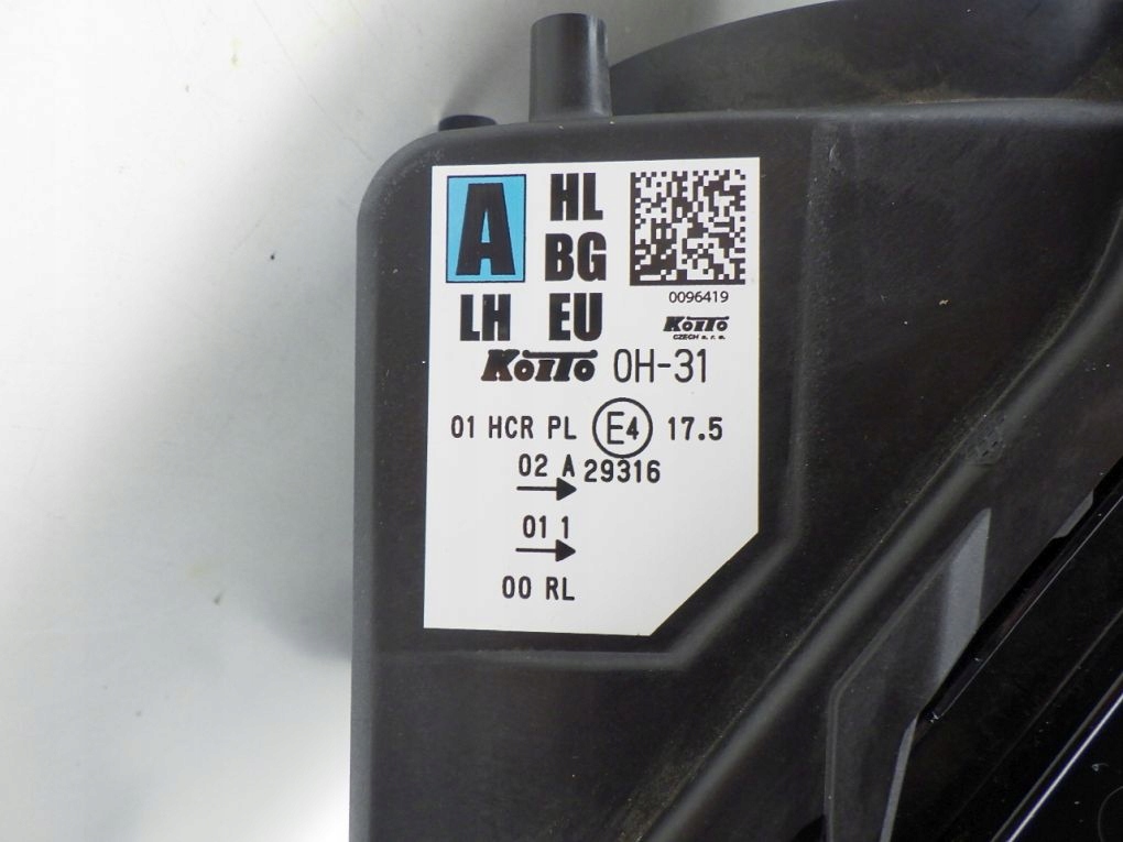 TOYOTA AYGO X 22- light front left