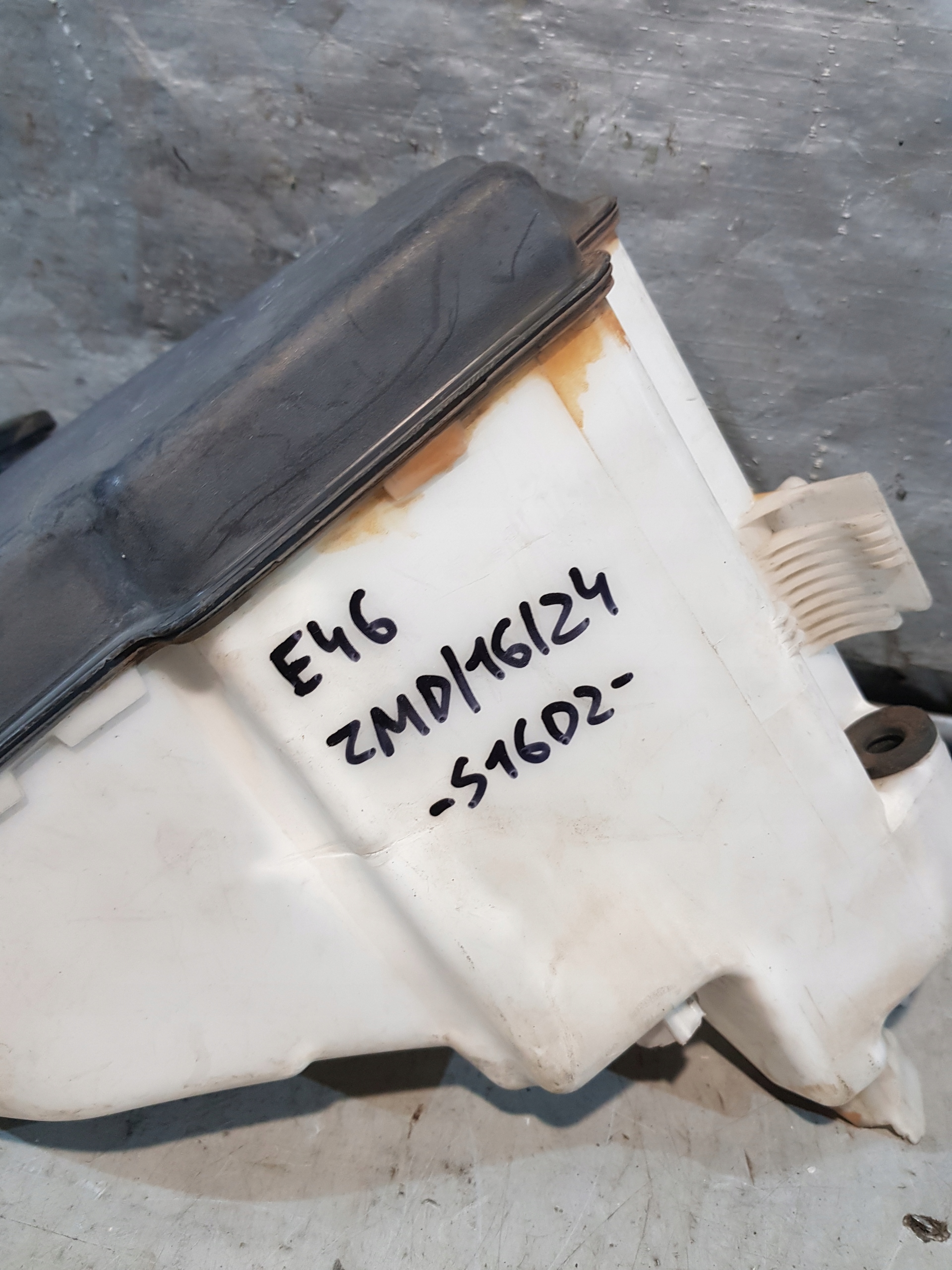 BMW E46 OE 7008057 washer fluid tank