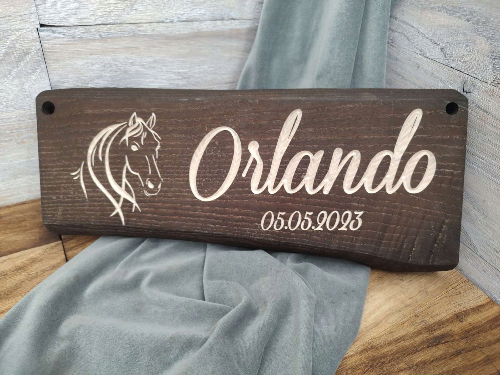 Levně Dřevěná deska s cedulkou a jménem koně zvířete, personalizovaná