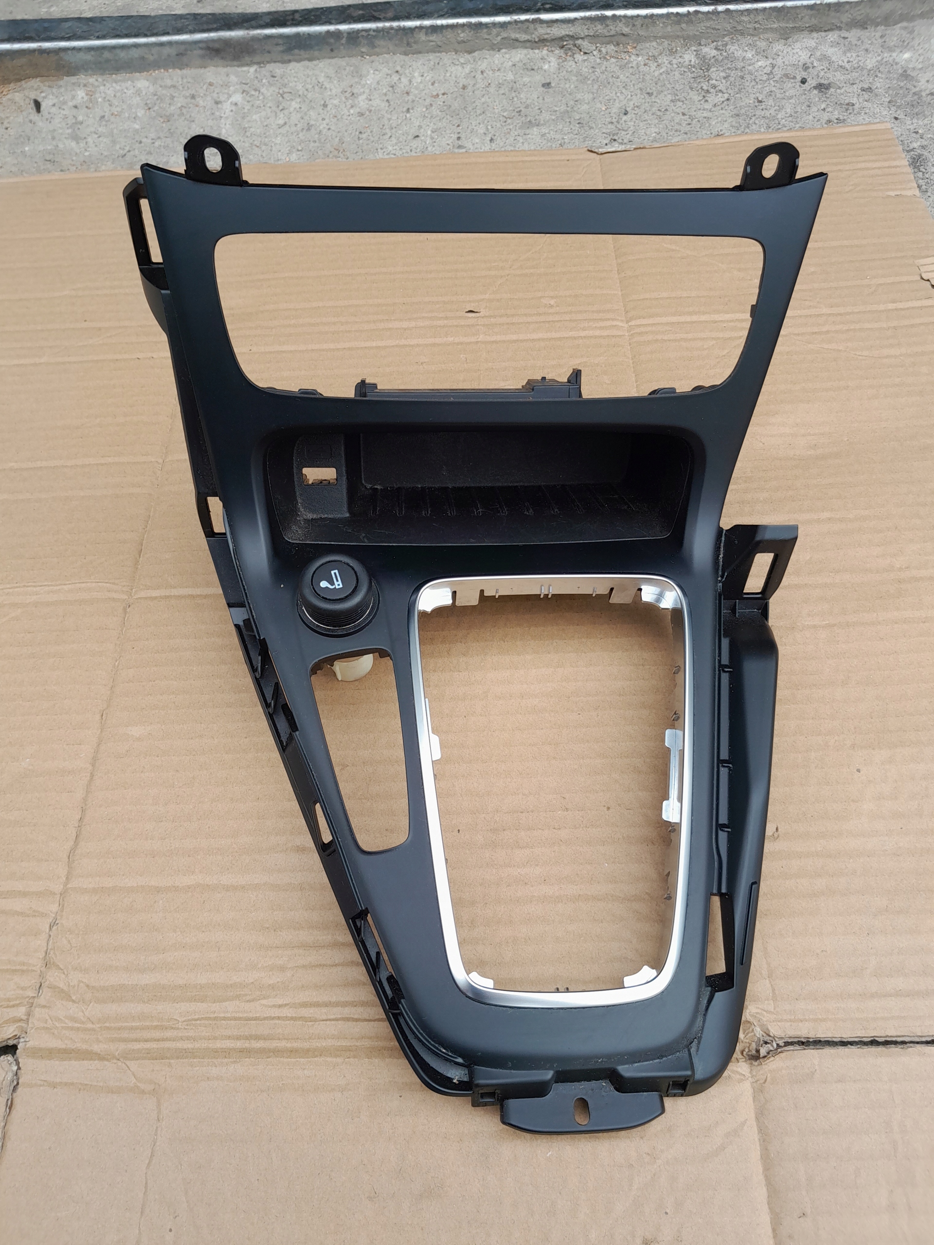 F1EB-A044H - Рамка корпус шестерні тунель FOCUS MK3 LIFT 14-18r