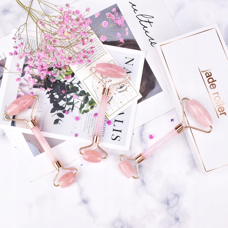 Roler do masażu twarzy z różowego kwarcu Marka Manoo