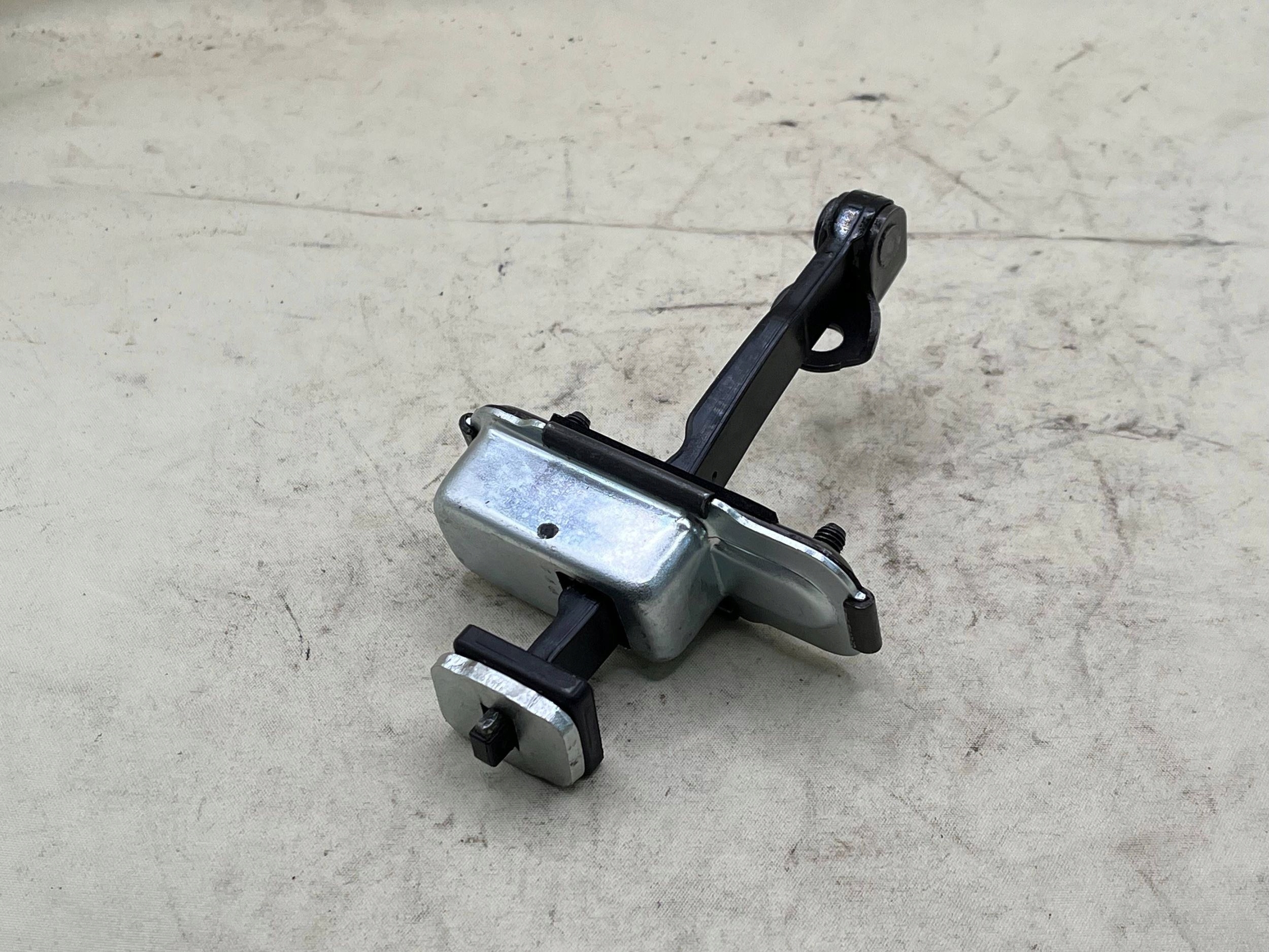 KIA CEED CARENS limiter door 79390A2000 !J