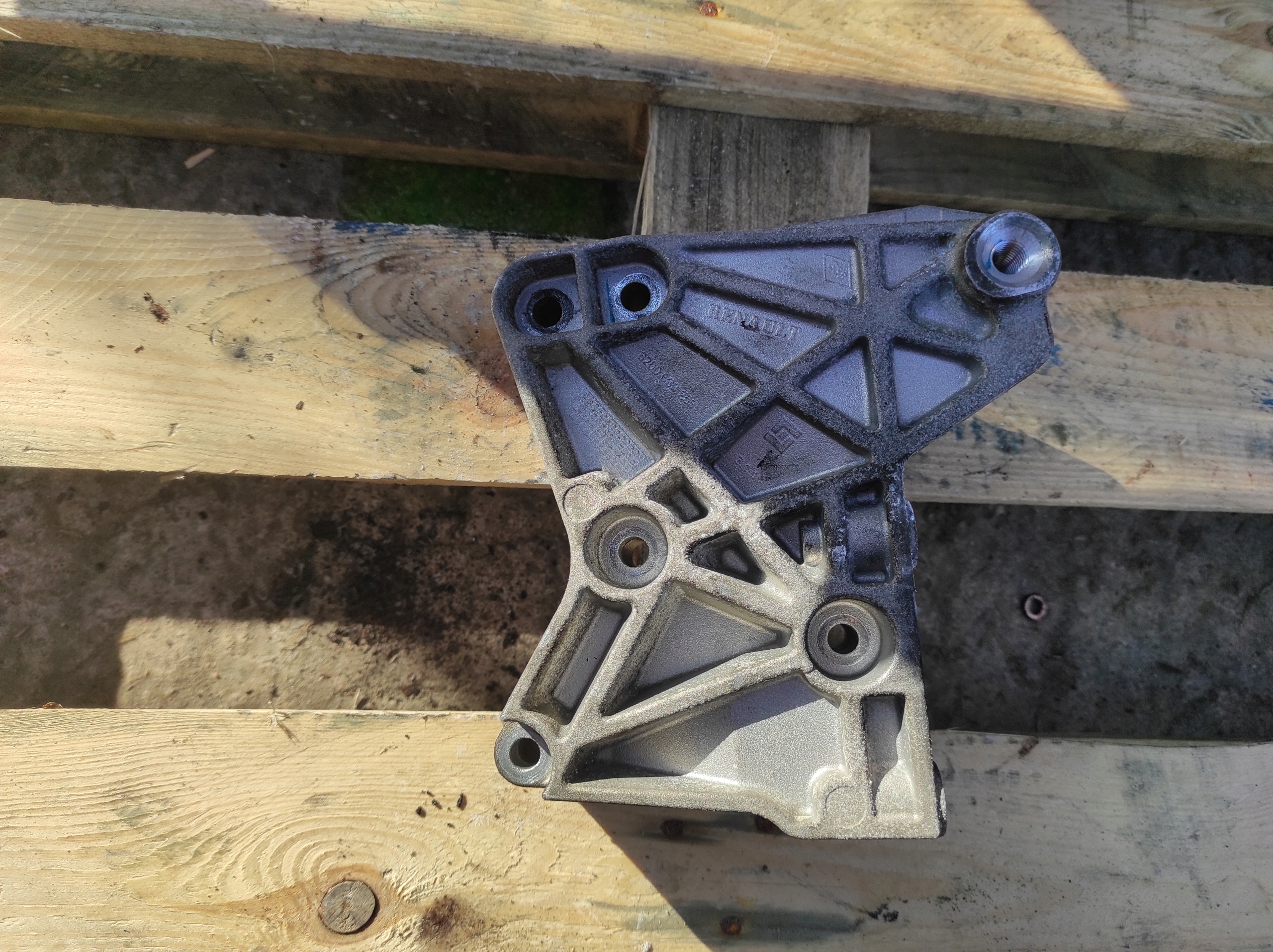holder engine mount NISSAN LAGUNA III 8200633253