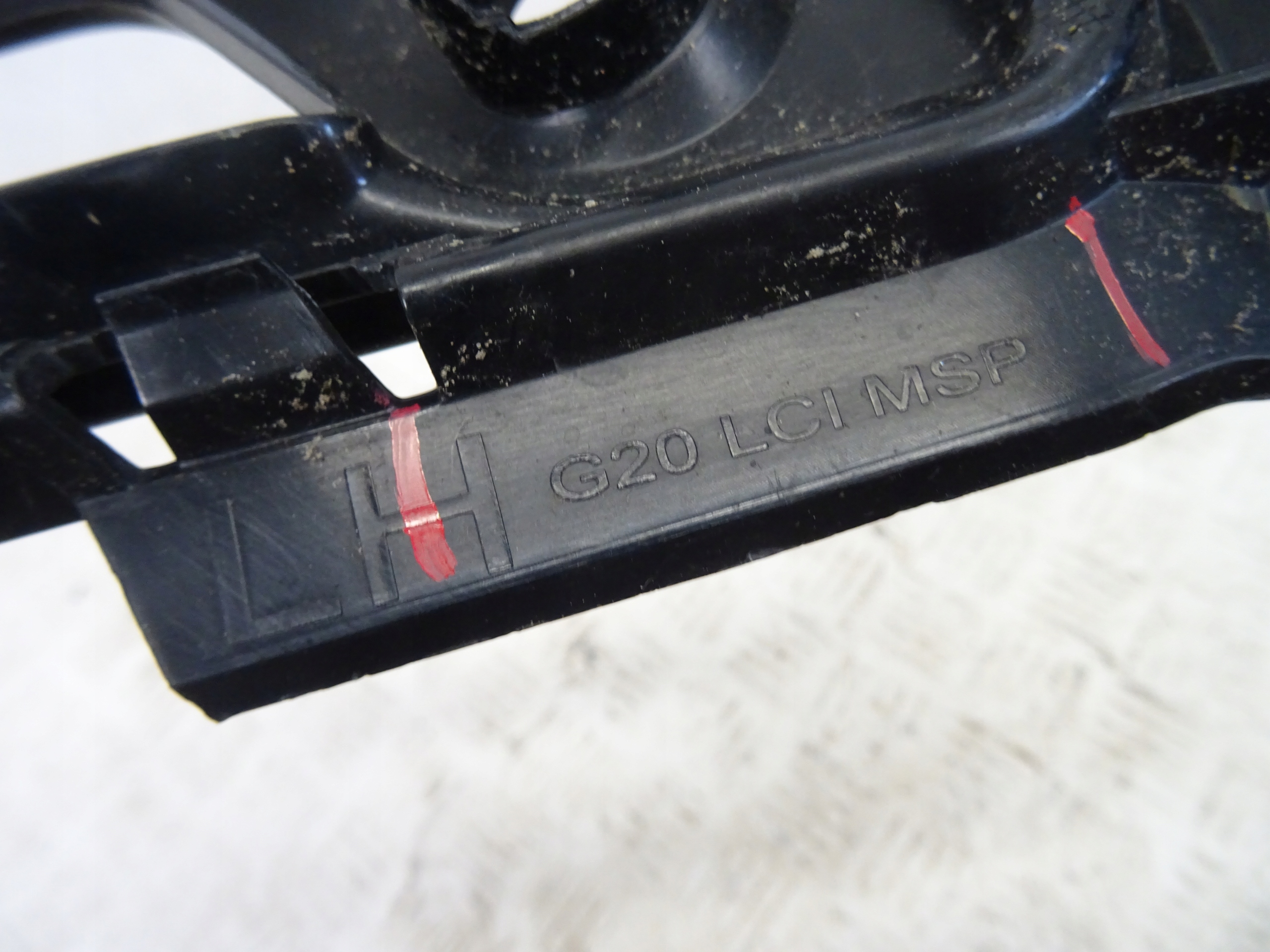 grid of a bumper front front left BMW 3 G20 G21 LCI m-packet