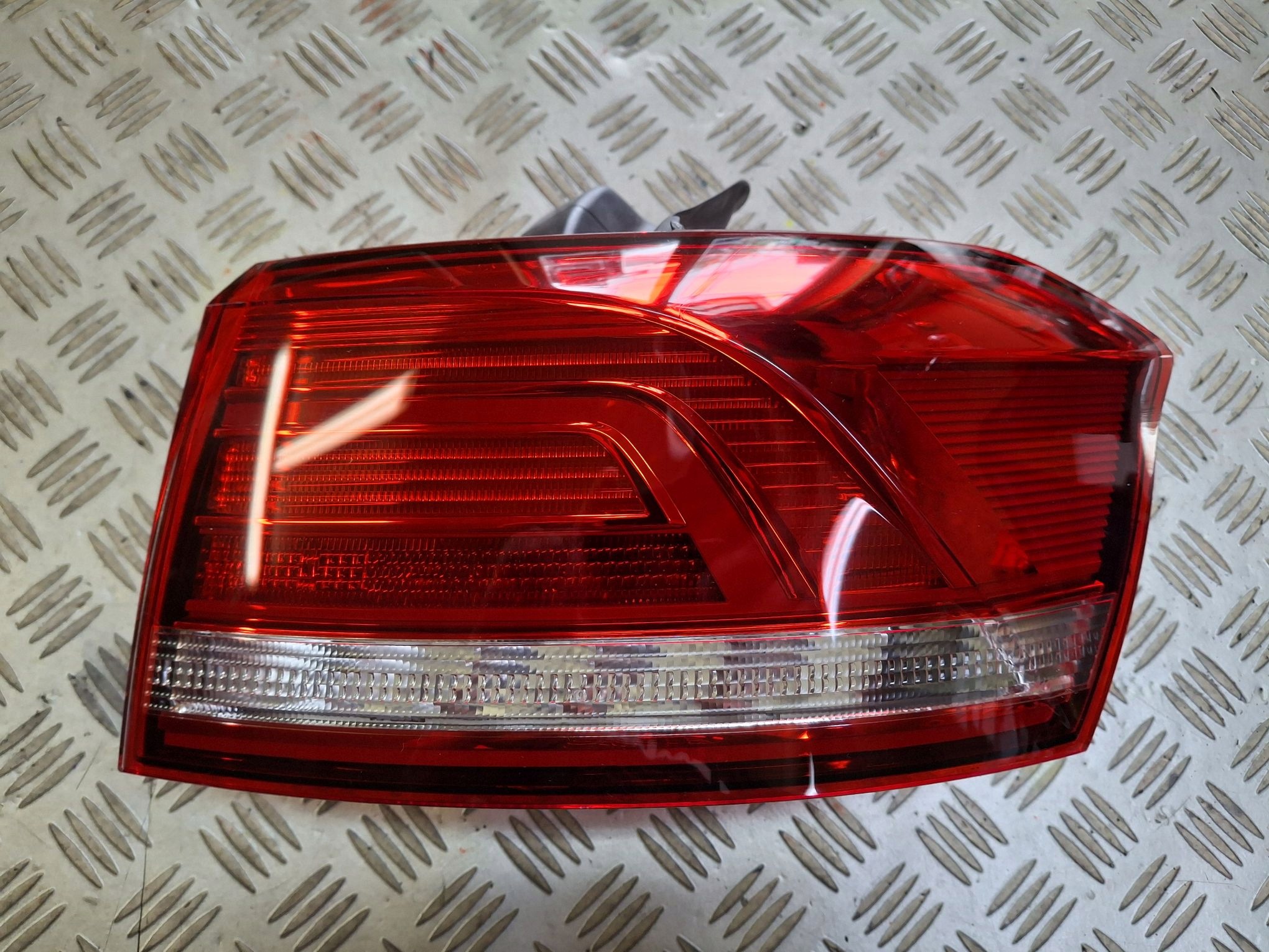 light rear right NAROZNA VW PASSAT B9 KOMBI 2014R->
