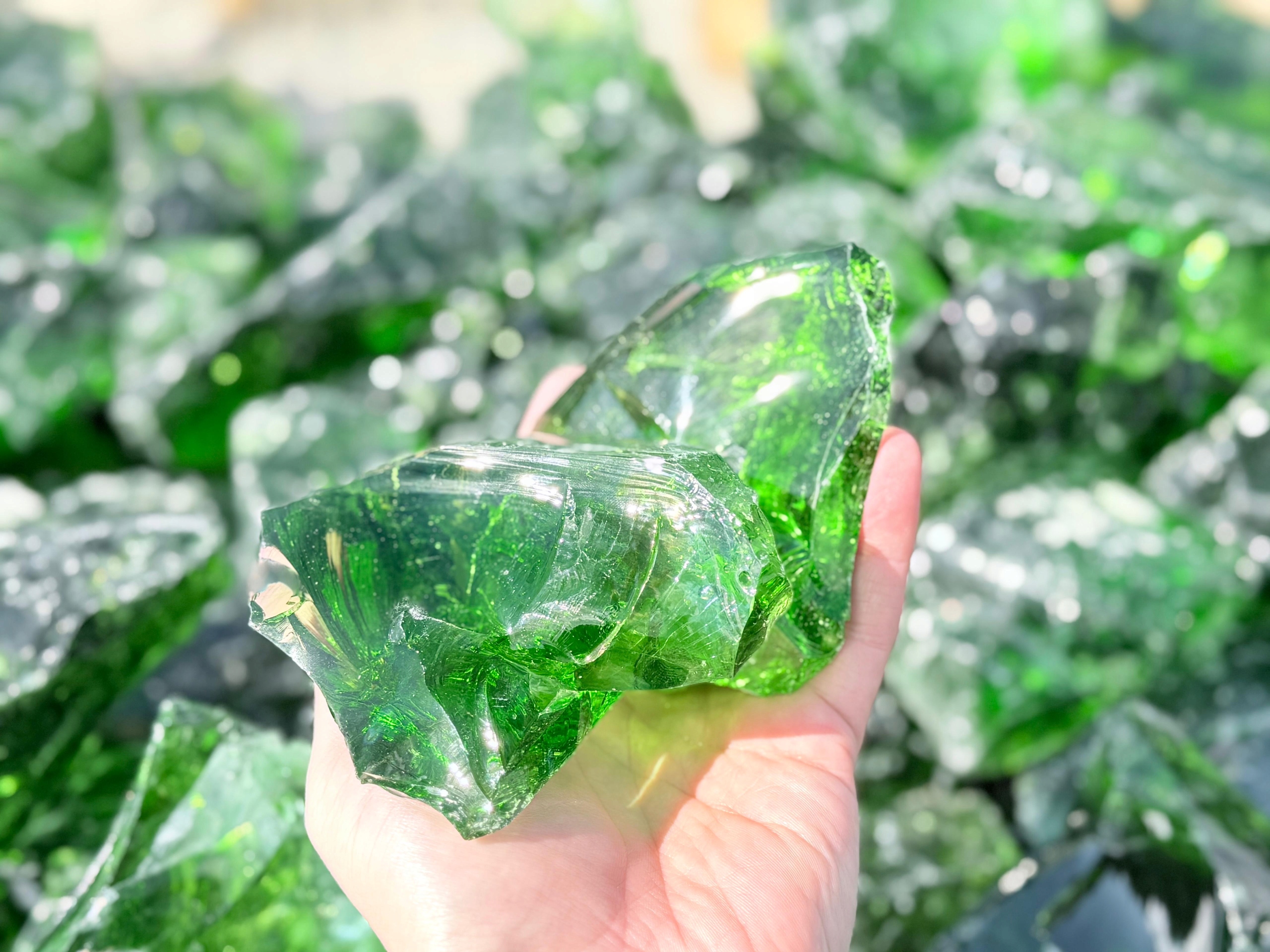 Dekorativní skleněné kameny zelené 6-10 cm ozdobné zahradní 25 kg