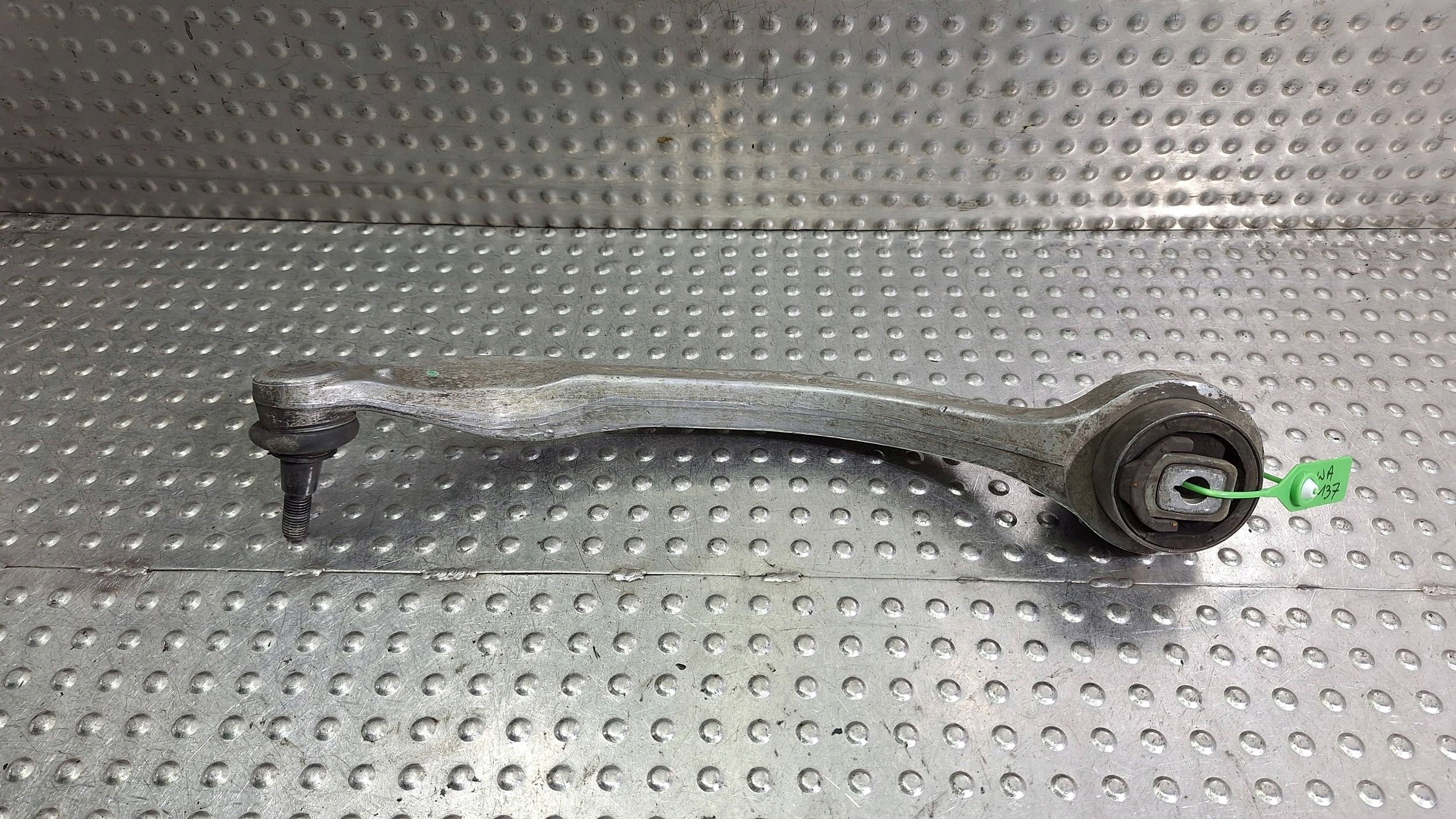 arm right front lower BANAN 4D0407696J VW PASSAT B5 AUDI A4 B5 A8 D2