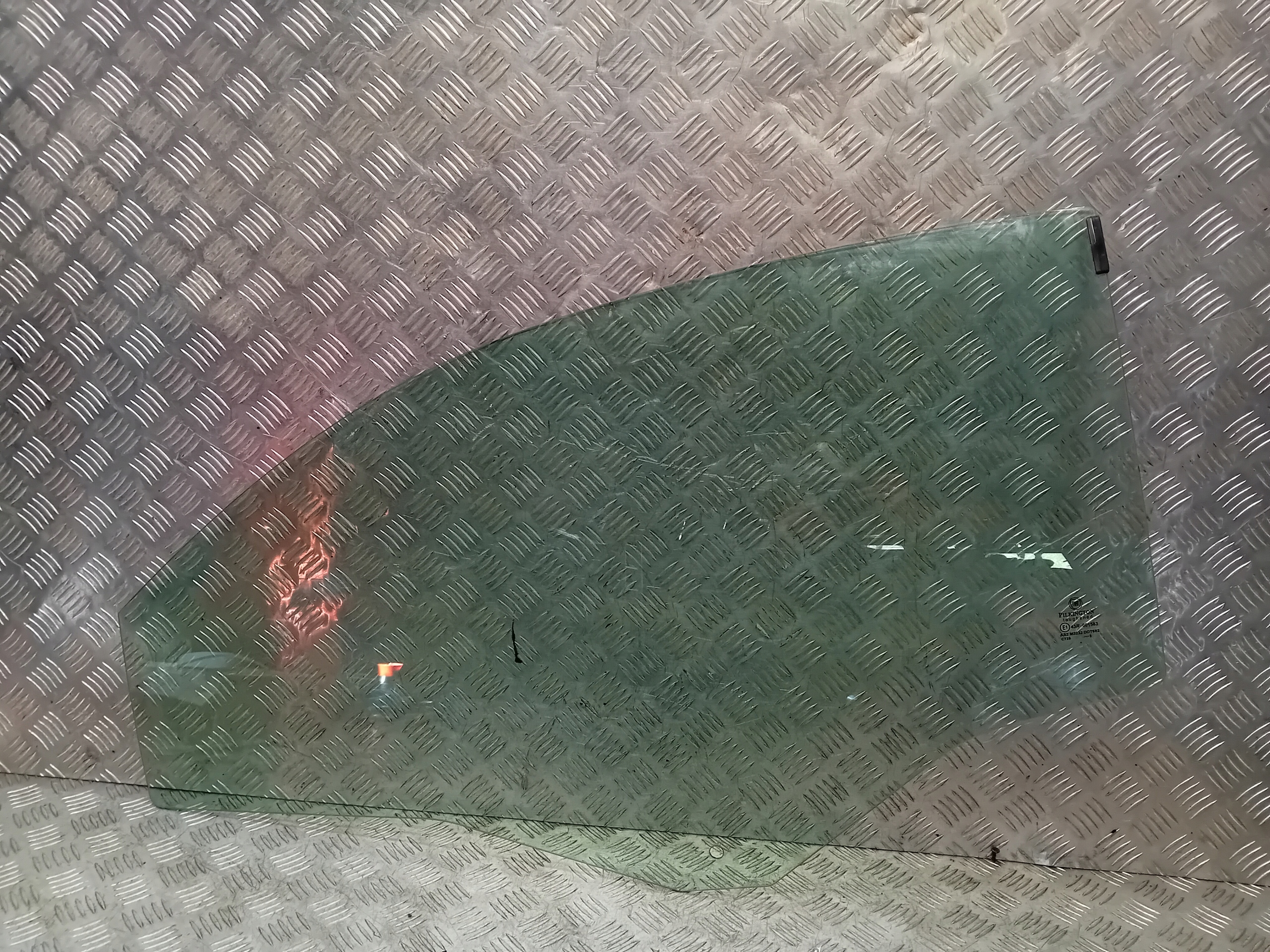 FIAT 500 ABARTH 3D SZYBA DRZWI LEWY PRZÓD 15r