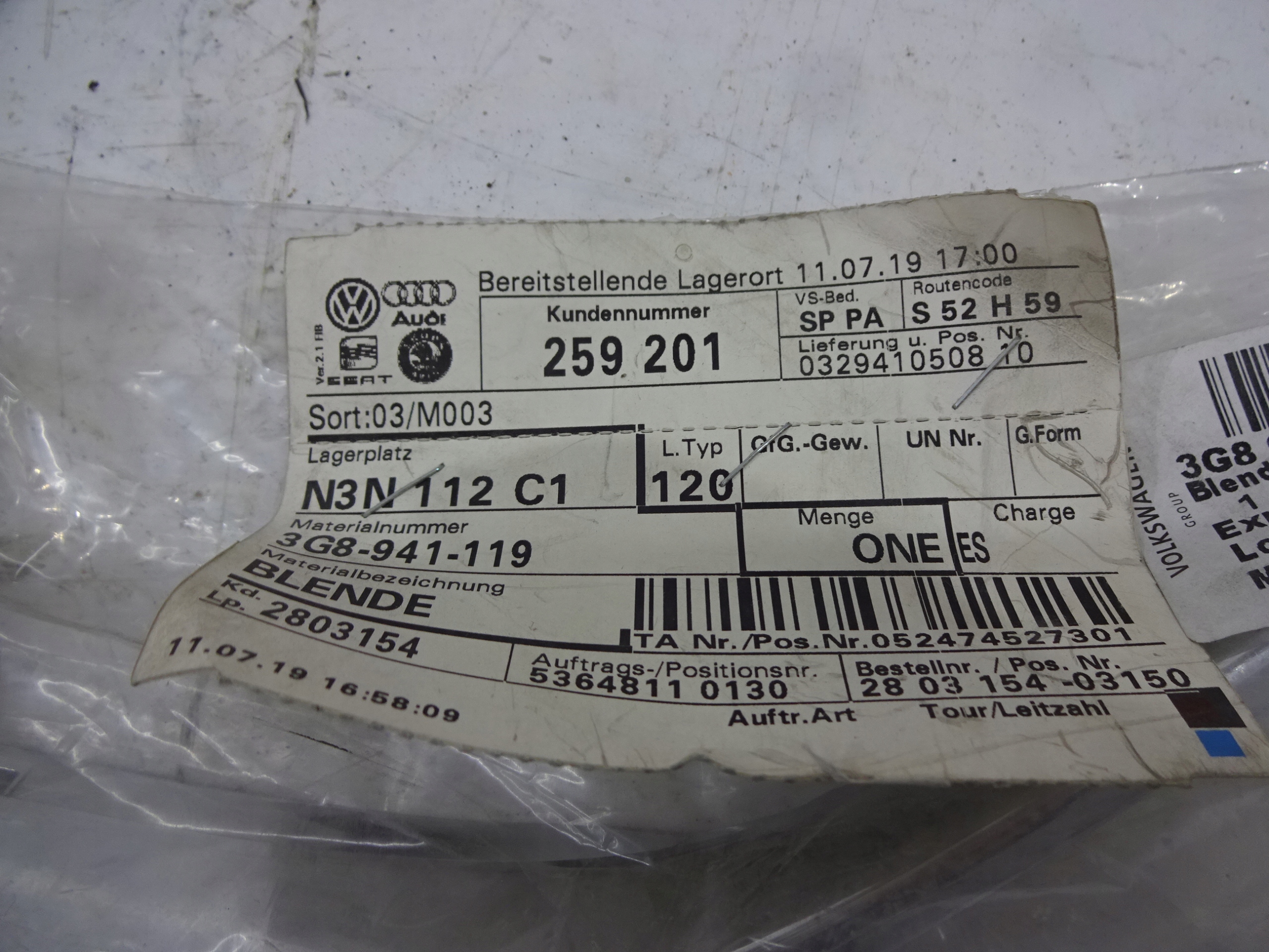 LISTWA CHROM REFLEKTORA LEWA PRZÓD VW ARTEON 17- POZNAŃ Strona zabudowy przód