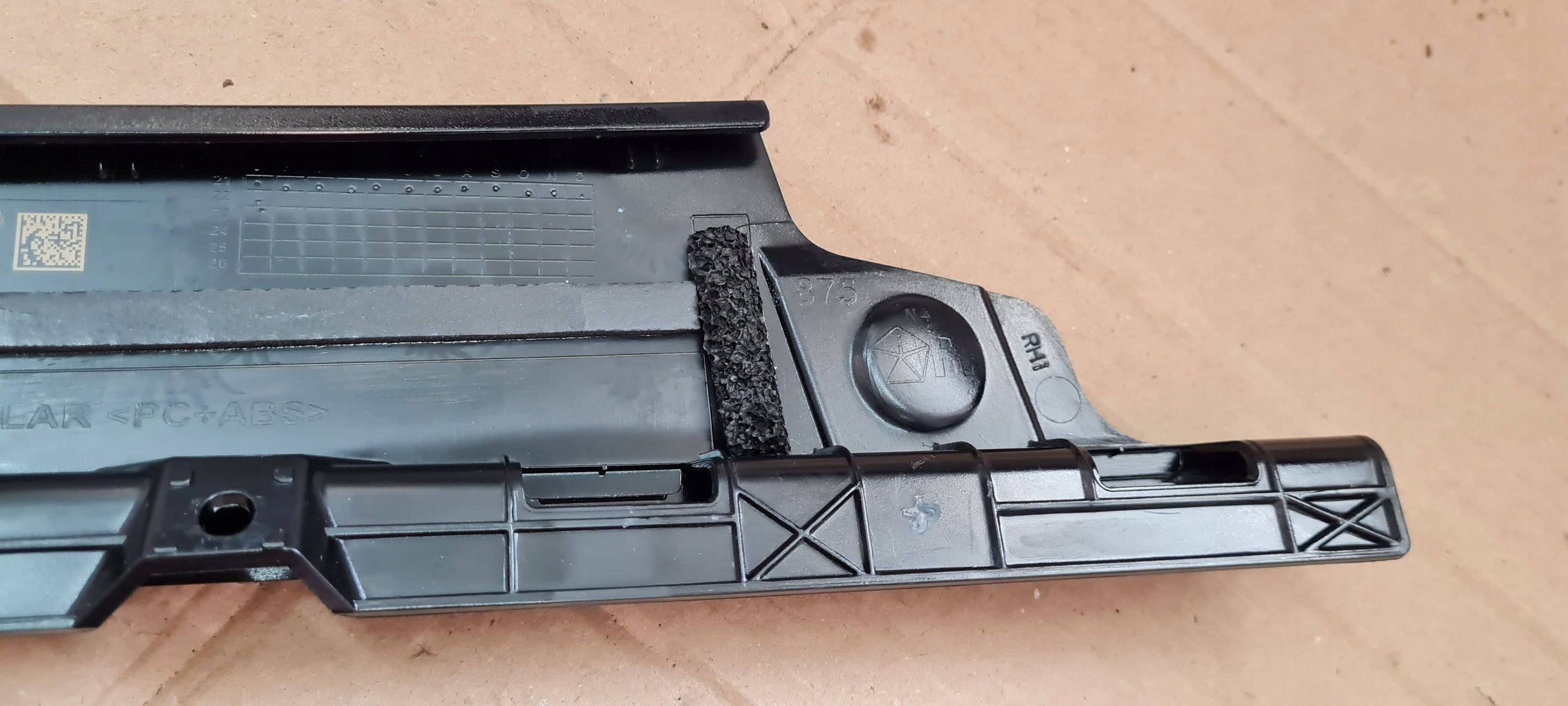 Jeep Grand Cherokee WL 2022 moulding vertical door cap right right front