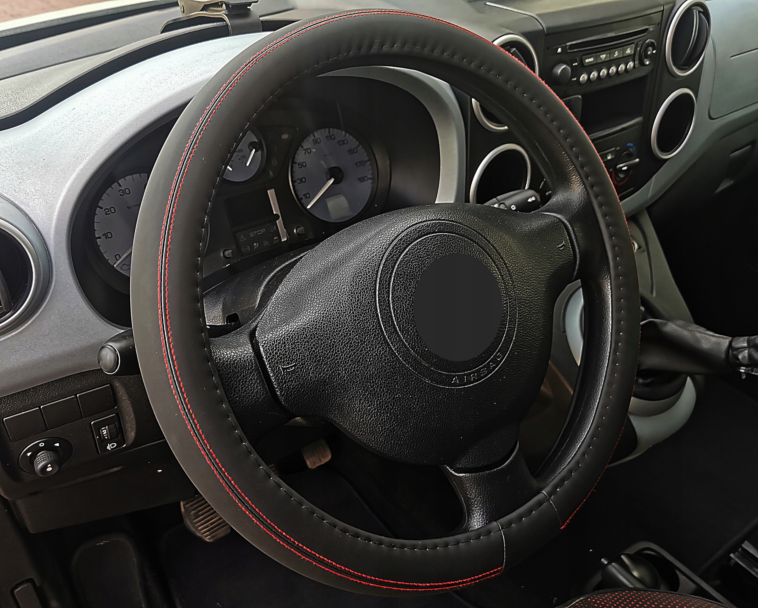 Pokrowiec na kierownice Ford Focus Fiesta Mondeo Kuga KA czerwona nitka Producent inny