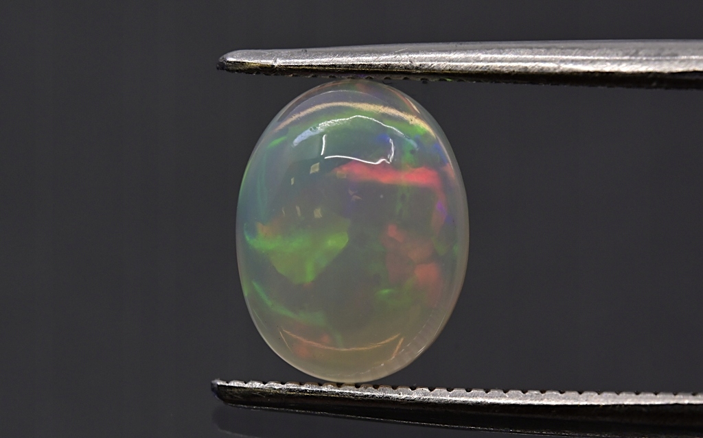 Opál z Etiopie kabošon ovál 8x6 mm